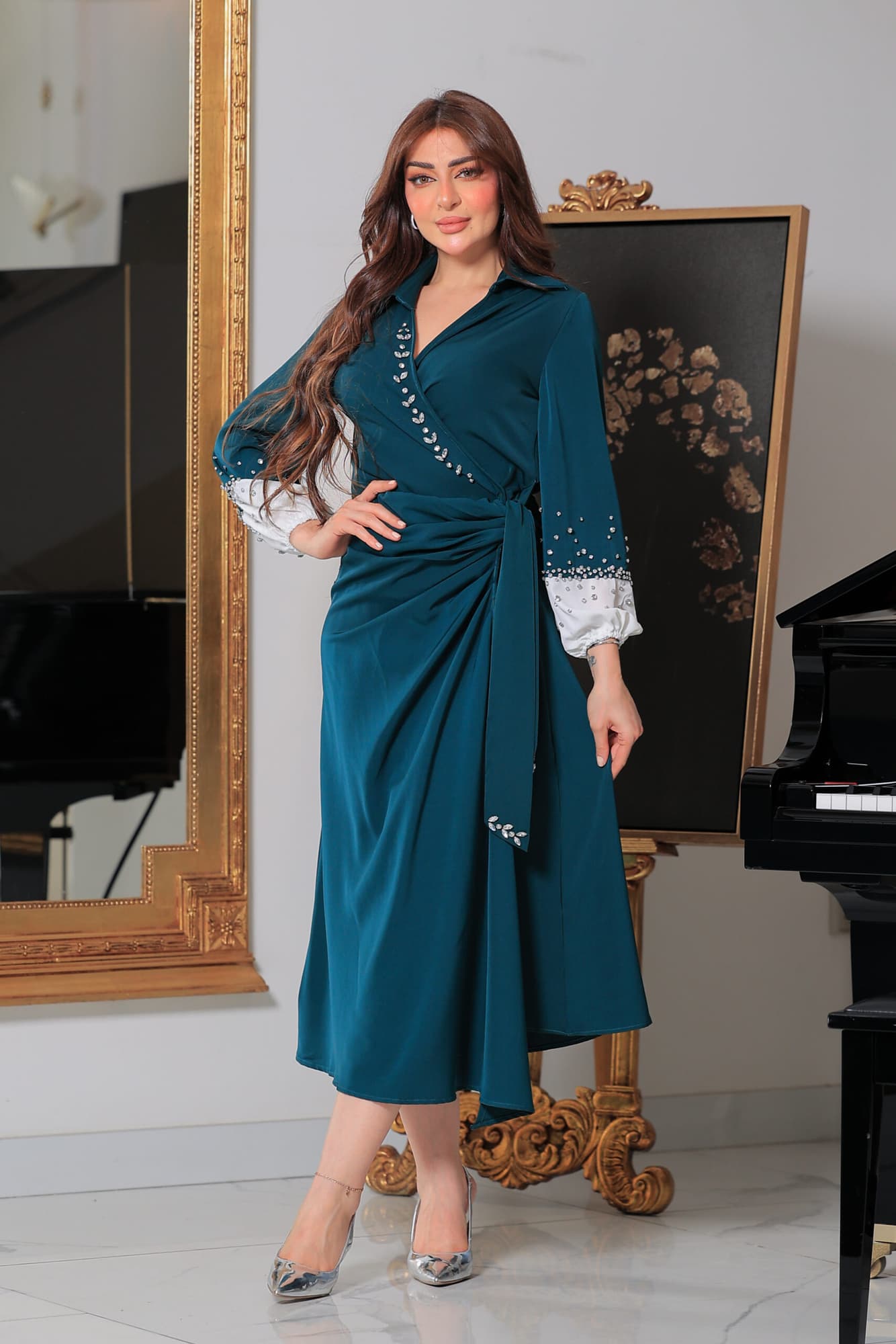 فستان ميدي ناعم بقصة لف عالجسم مع اكمام طويلة