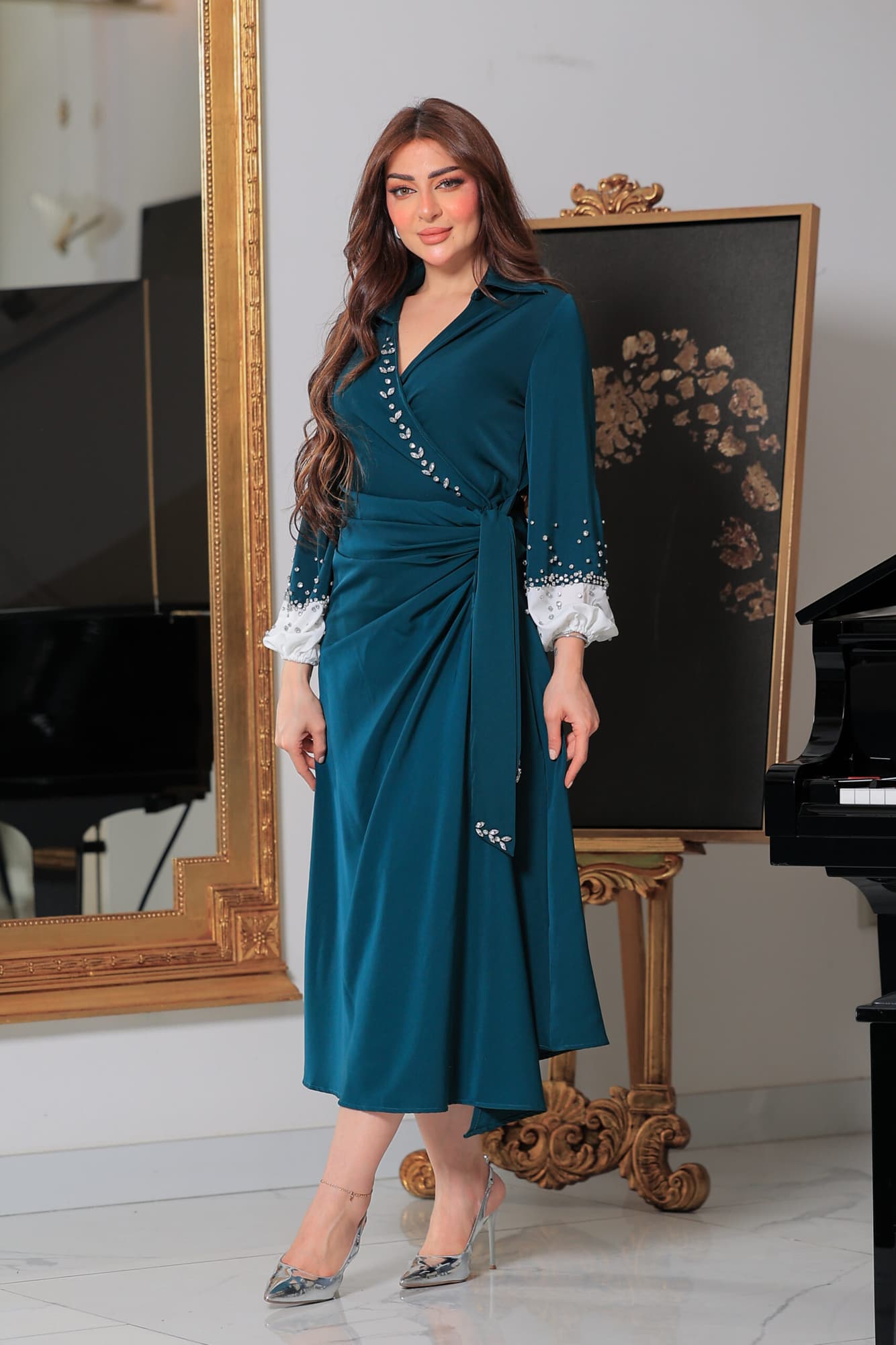 فستان ميدي ناعم بقصة لف عالجسم مع اكمام طويلة