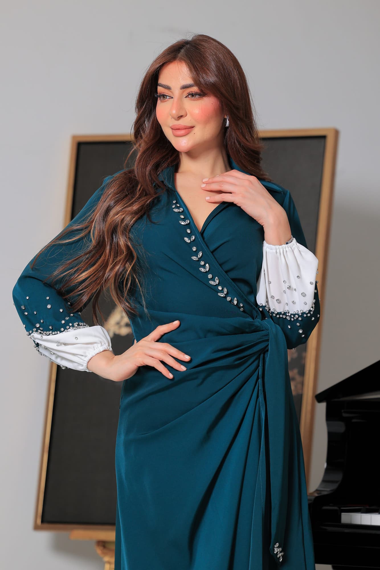 فستان ميدي ناعم بقصة لف عالجسم مع اكمام طويلة