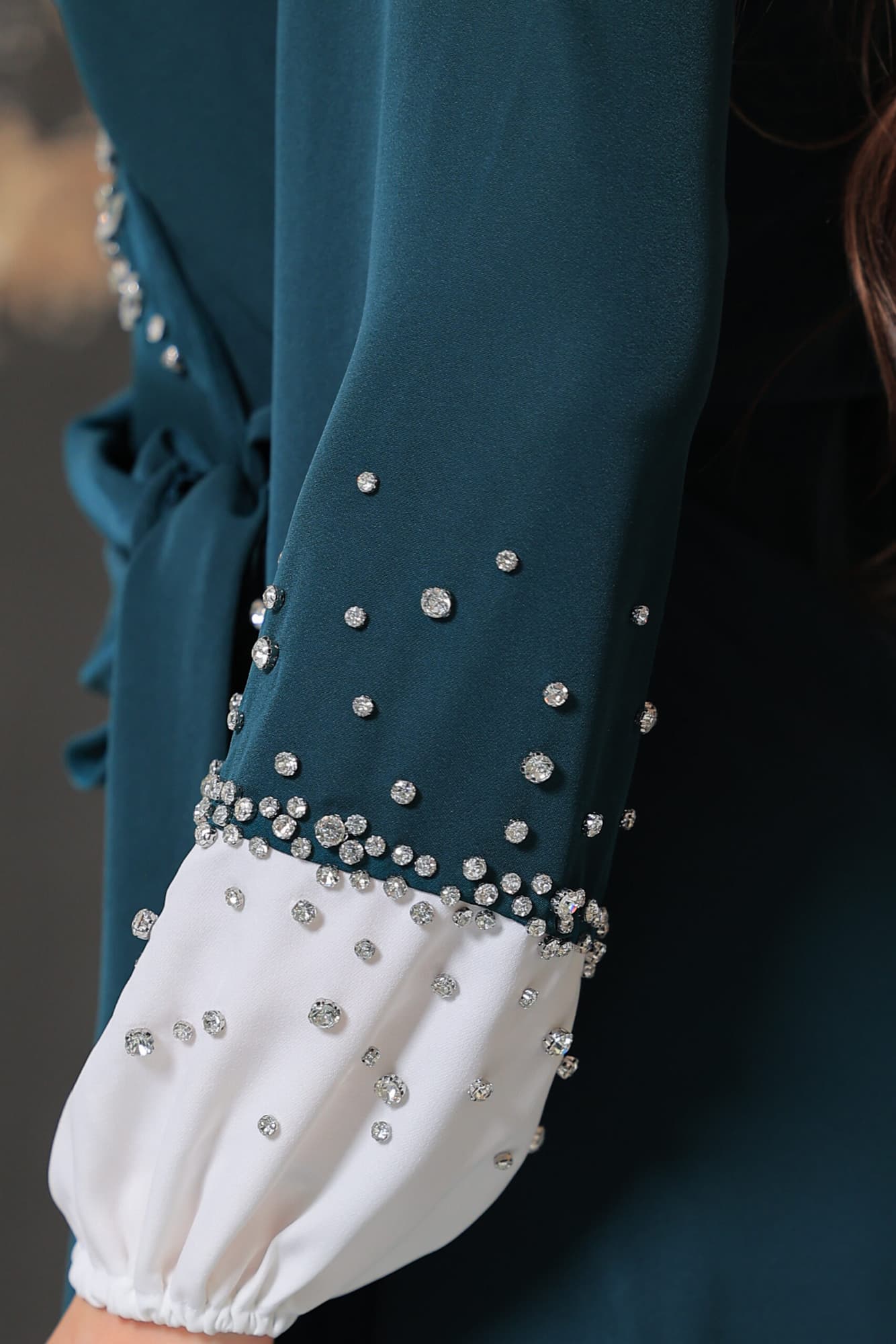 فستان ميدي ناعم بقصة لف عالجسم مع اكمام طويلة