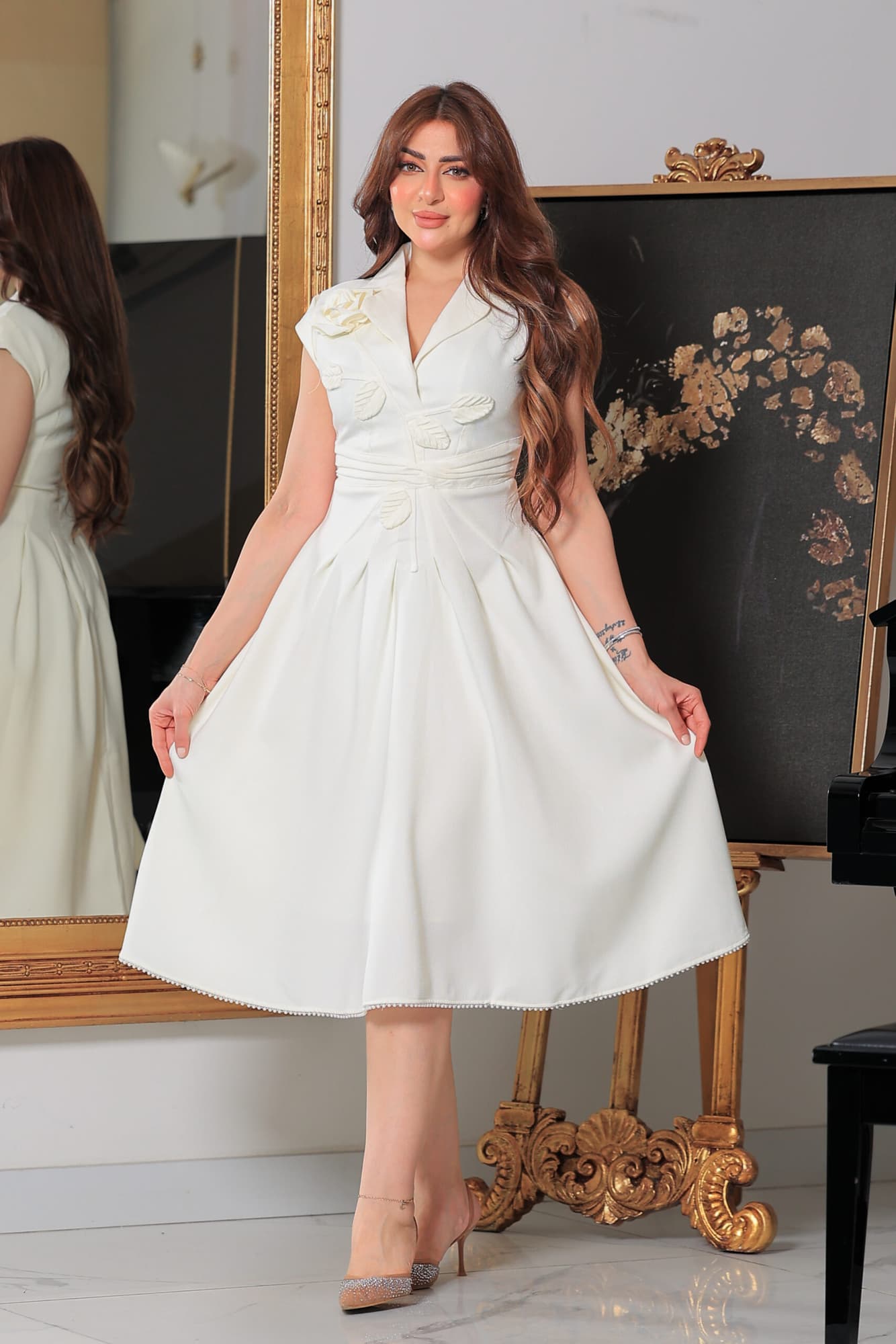 فستان مزين بورود وأوراق مصنوعة من نفس القماش