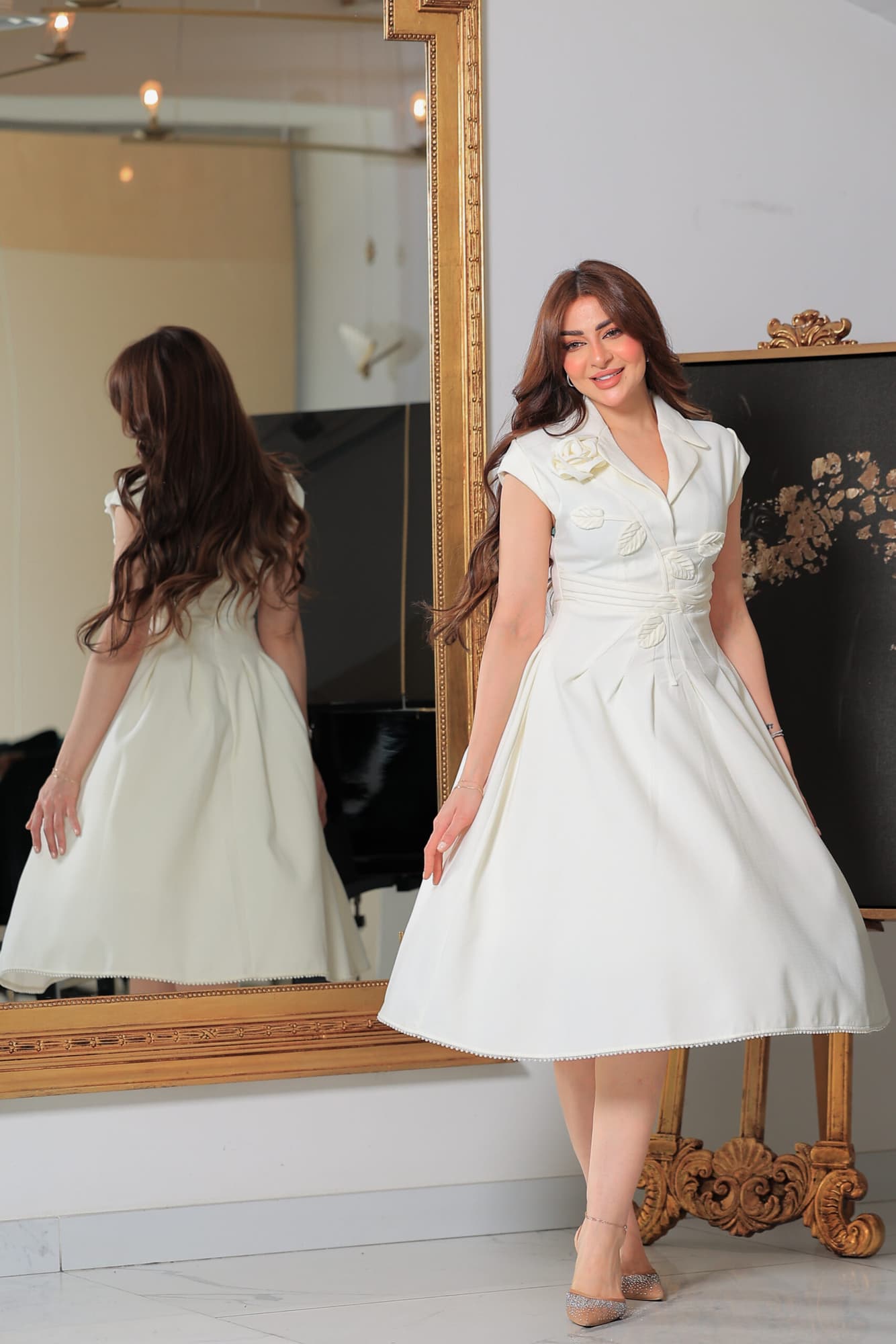 فستان مزين بورود وأوراق مصنوعة من نفس القماش