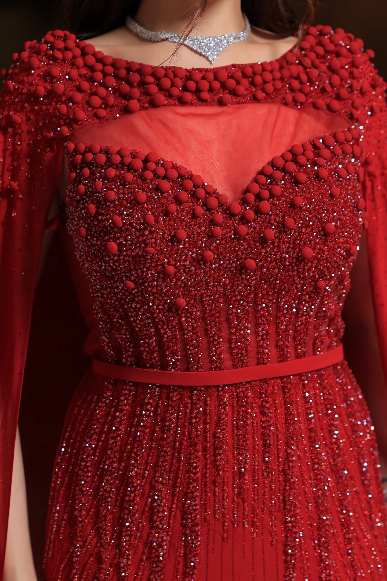 فستان سهرة فاخر مصمم بأسلوب أنيق يجمع بين الرقي والفخامة احمر