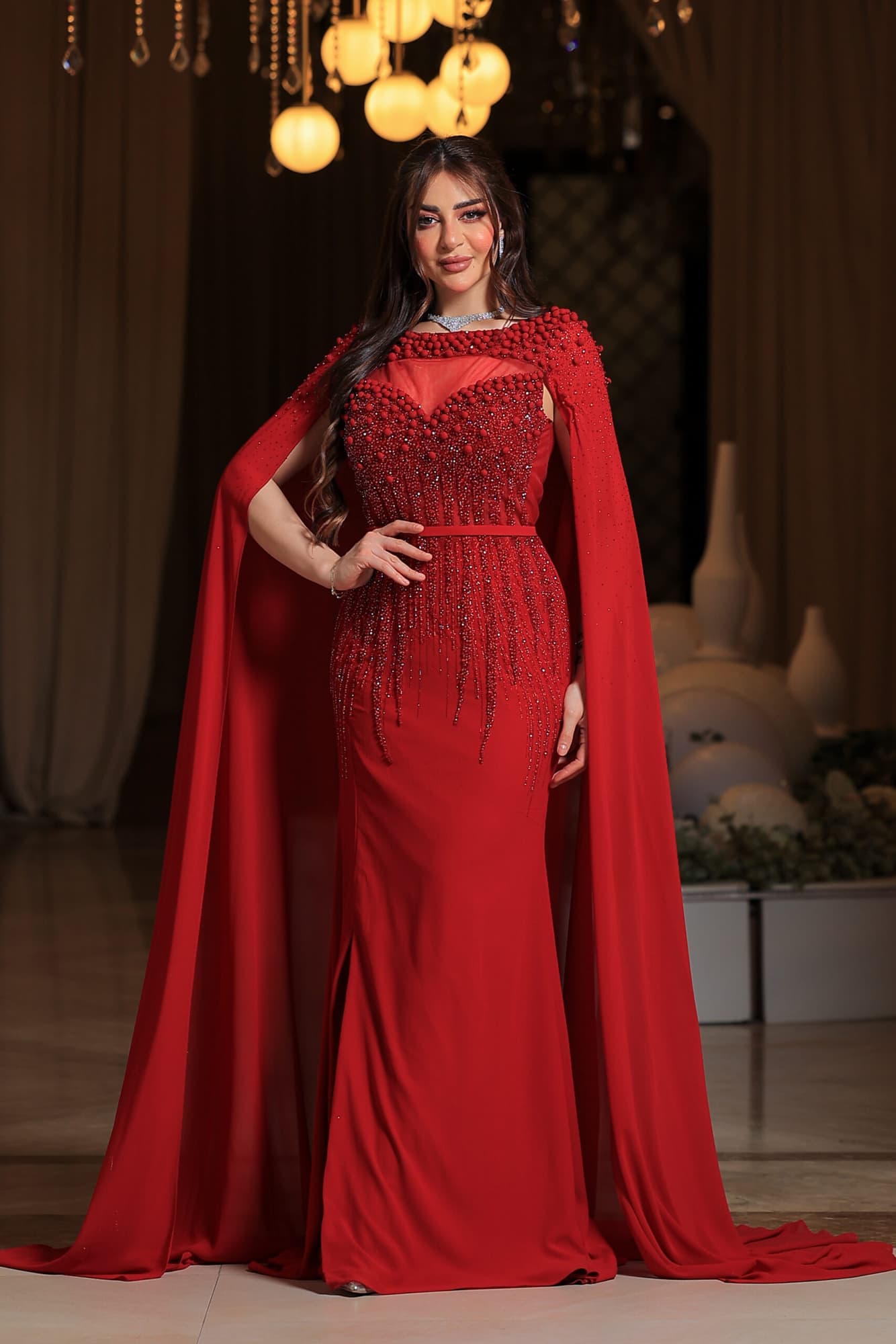 فستان سهرة فاخر مصمم بأسلوب أنيق يجمع بين الرقي والفخامة