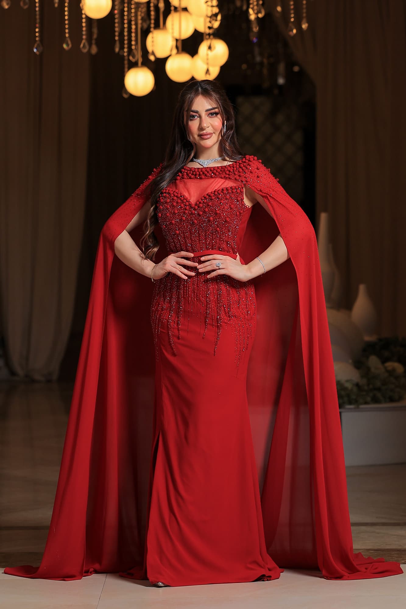 فستان سهرة فاخر مصمم بأسلوب أنيق يجمع بين الرقي والفخامة