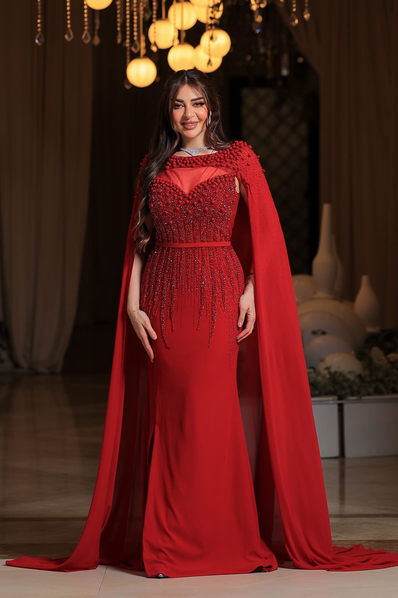 فستان سهرة فاخر مصمم بأسلوب أنيق يجمع بين الرقي والفخامة