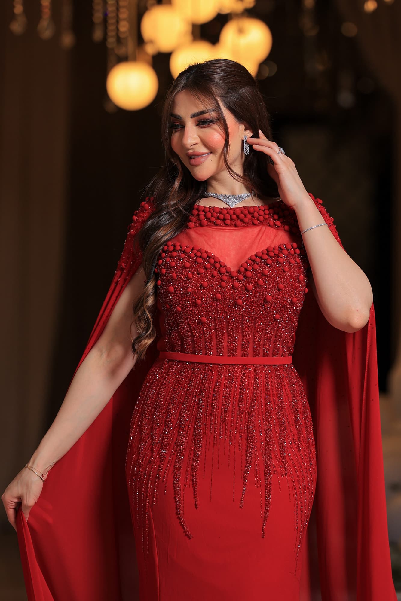 فستان سهرة فاخر مصمم بأسلوب أنيق يجمع بين الرقي والفخامة