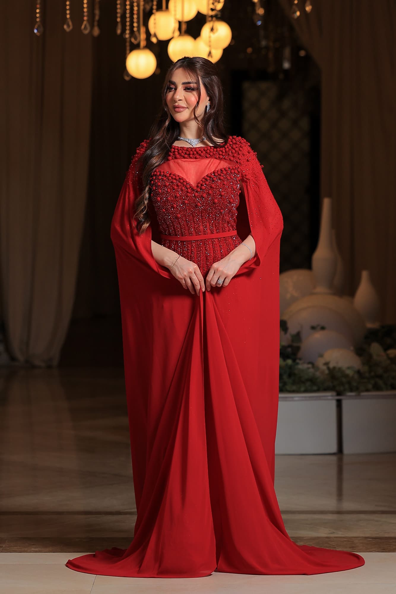 فستان سهرة فاخر مصمم بأسلوب أنيق يجمع بين الرقي والفخامة