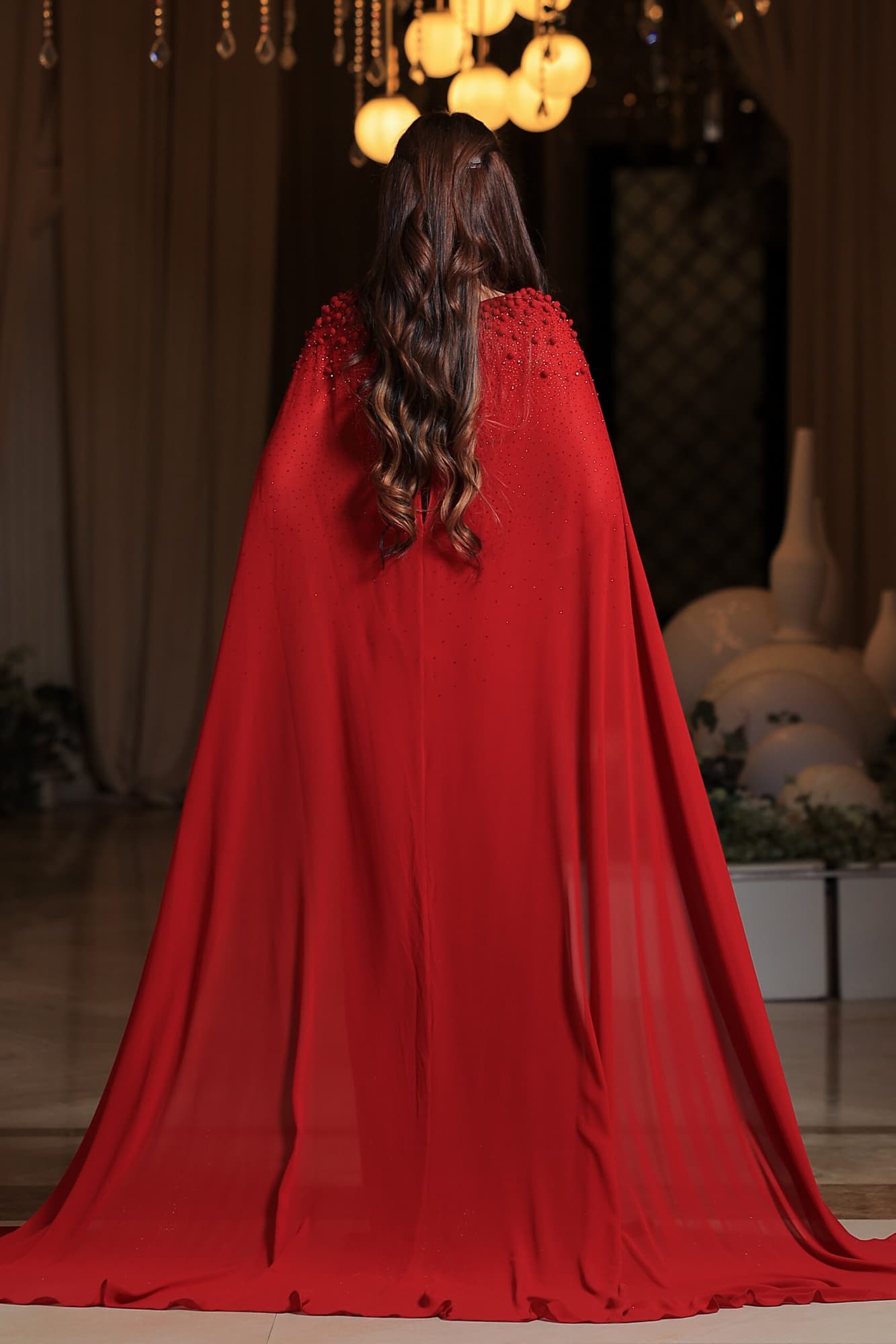 فستان سهرة فاخر مصمم بأسلوب أنيق يجمع بين الرقي والفخامة