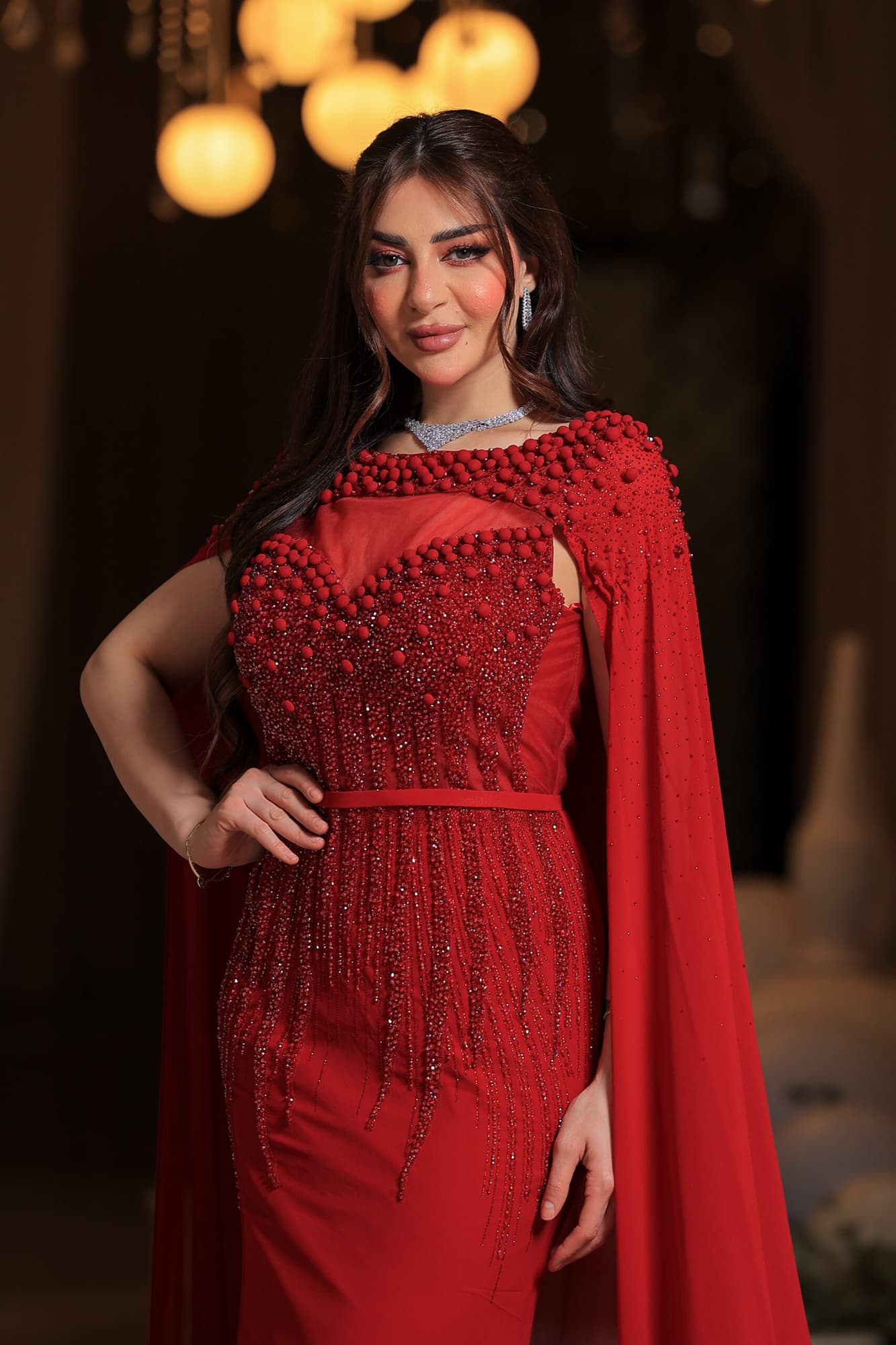 فستان سهرة فاخر مصمم بأسلوب أنيق يجمع بين الرقي والفخامة