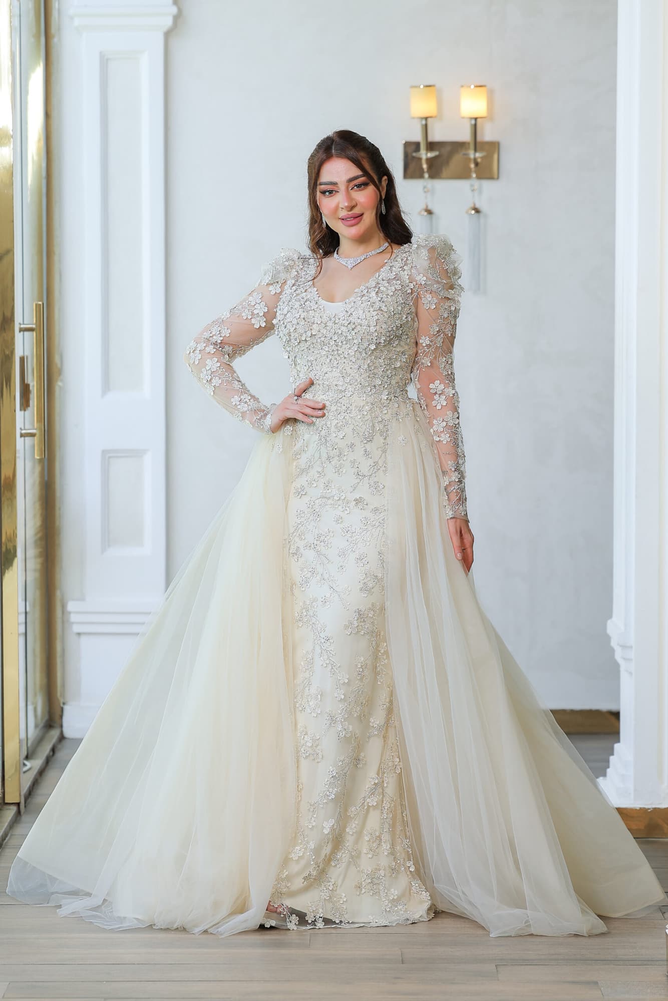 فستان سهرة بيج اكمام شفافه مزين بالورود