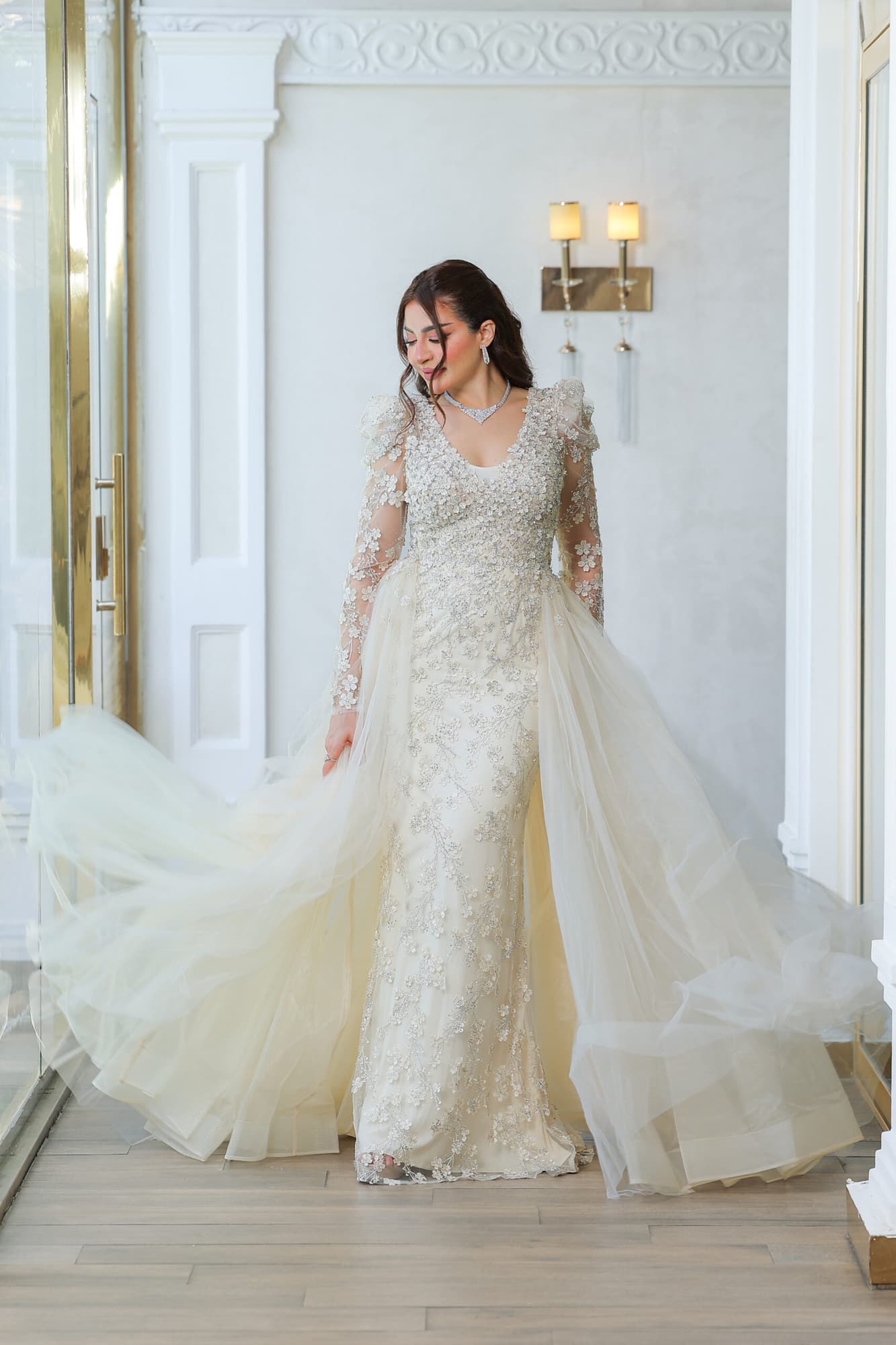 فستان سهرة بيج اكمام شفافه مزين بالورود