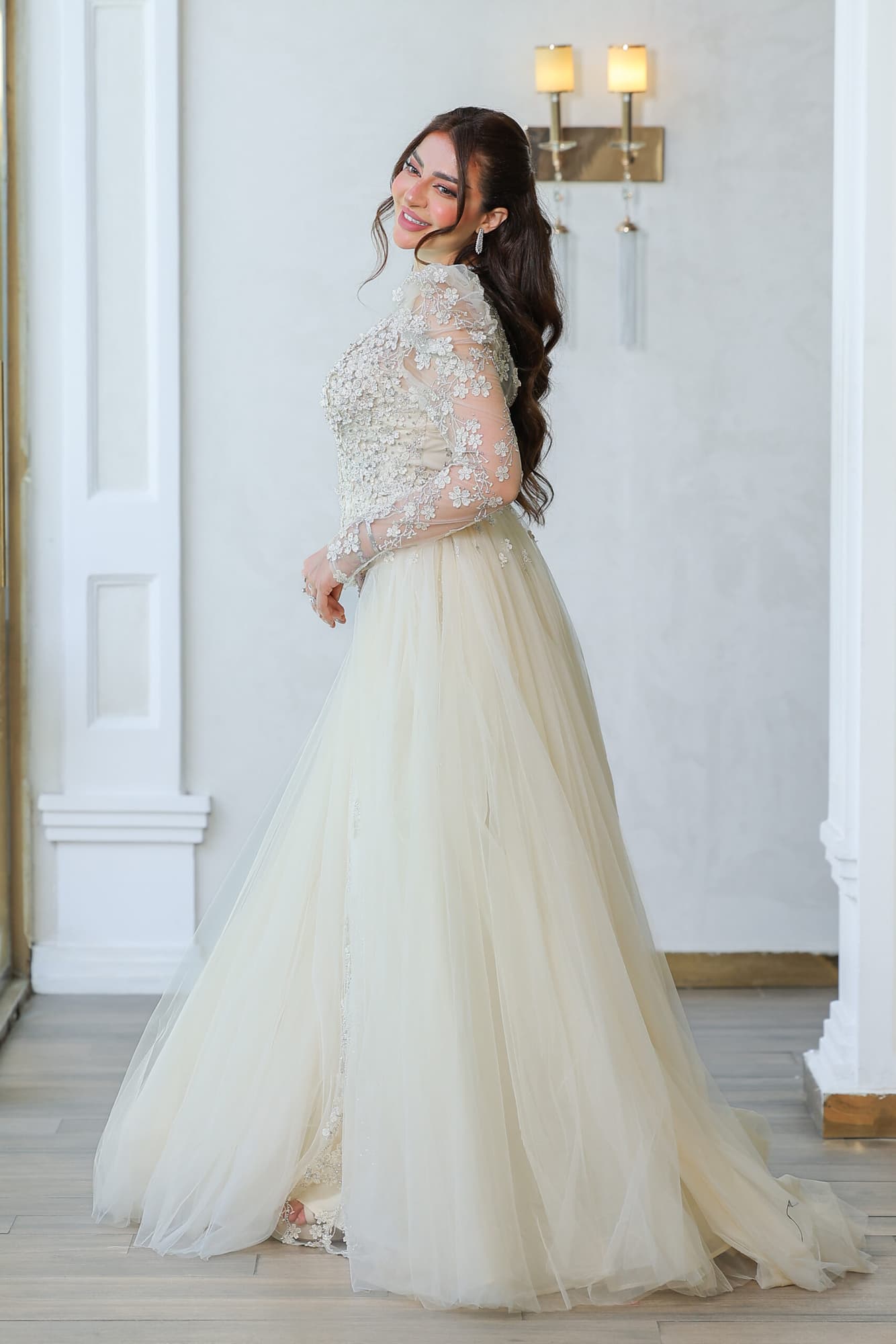 فستان سهرة بيج اكمام شفافه مزين بالورود