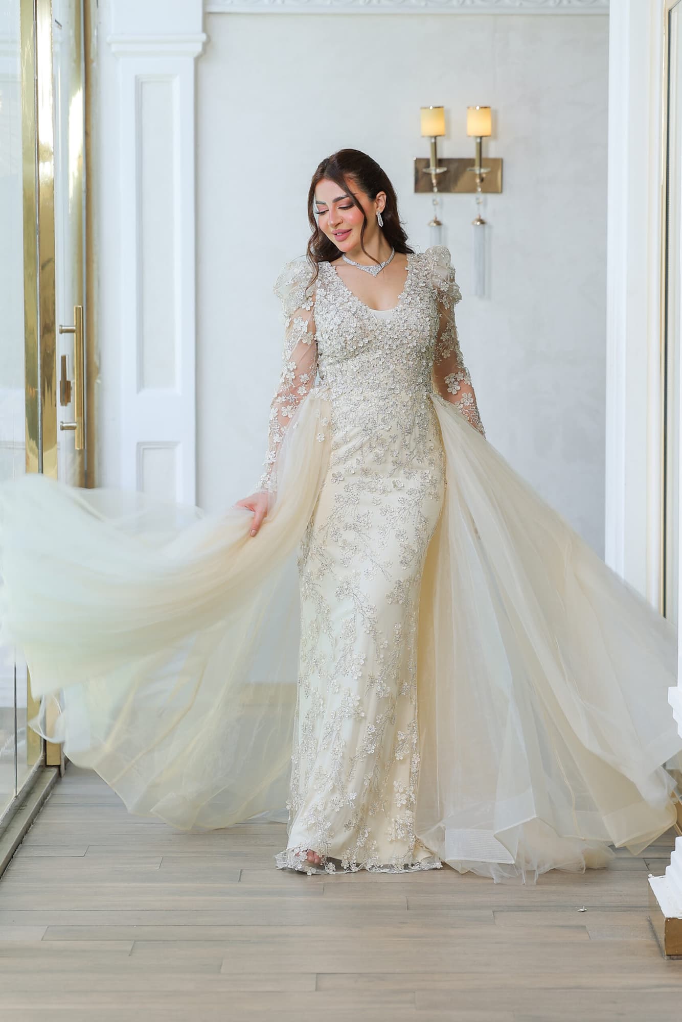 فستان سهرة بيج اكمام شفافه مزين بالورود