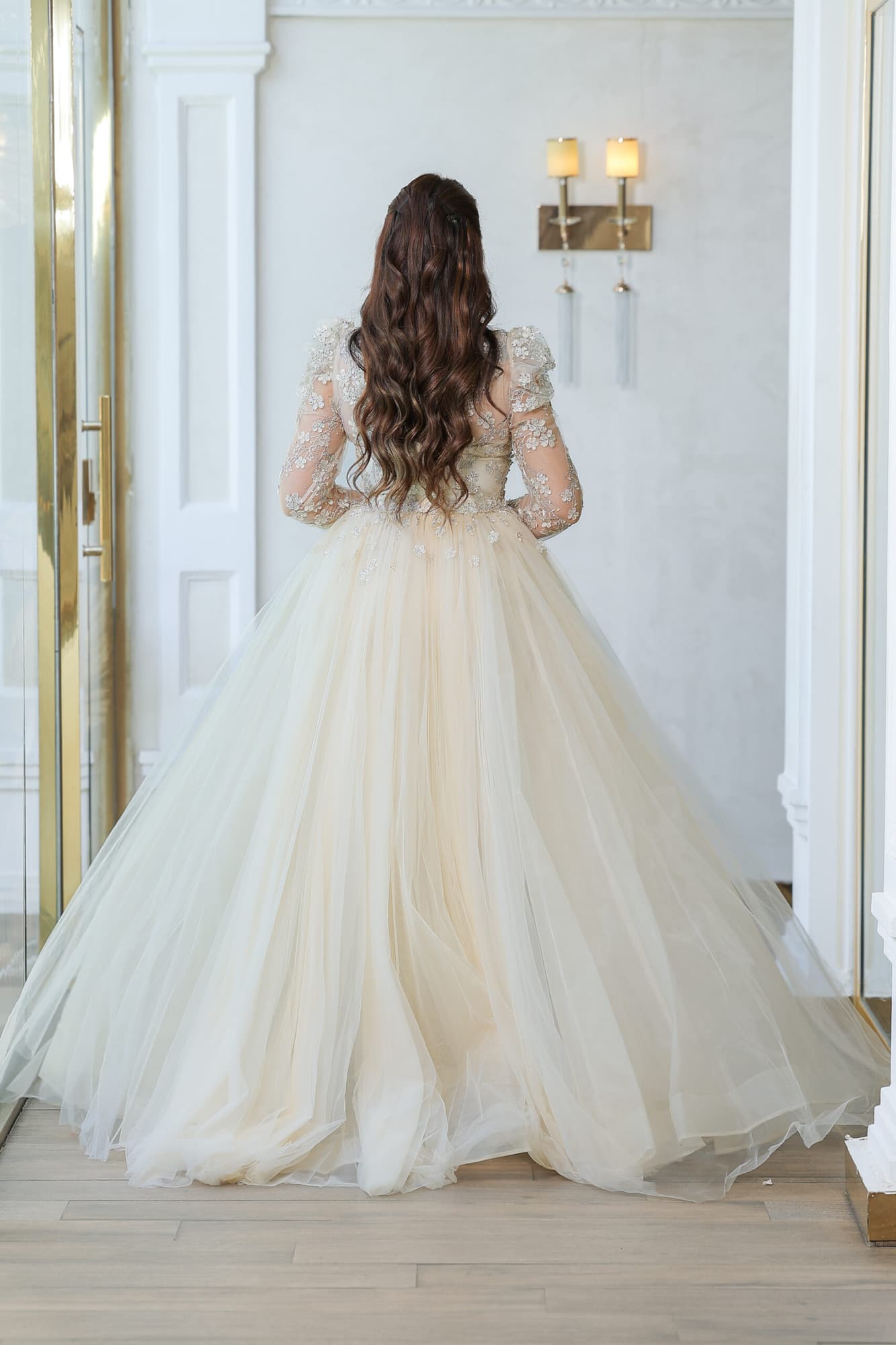 فستان سهرة بيج اكمام شفافه مزين بالورود