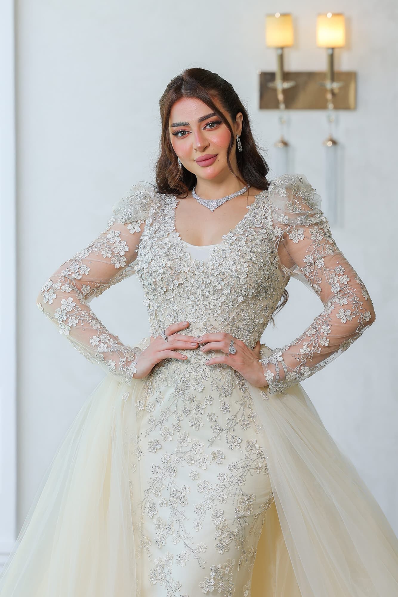 فستان سهرة بيج اكمام شفافه مزين بالورود
