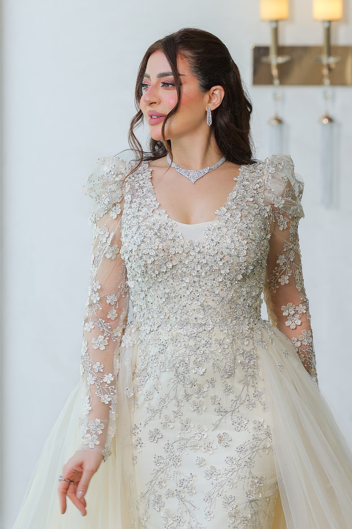 فستان سهرة بيج اكمام شفافه مزين بالورود