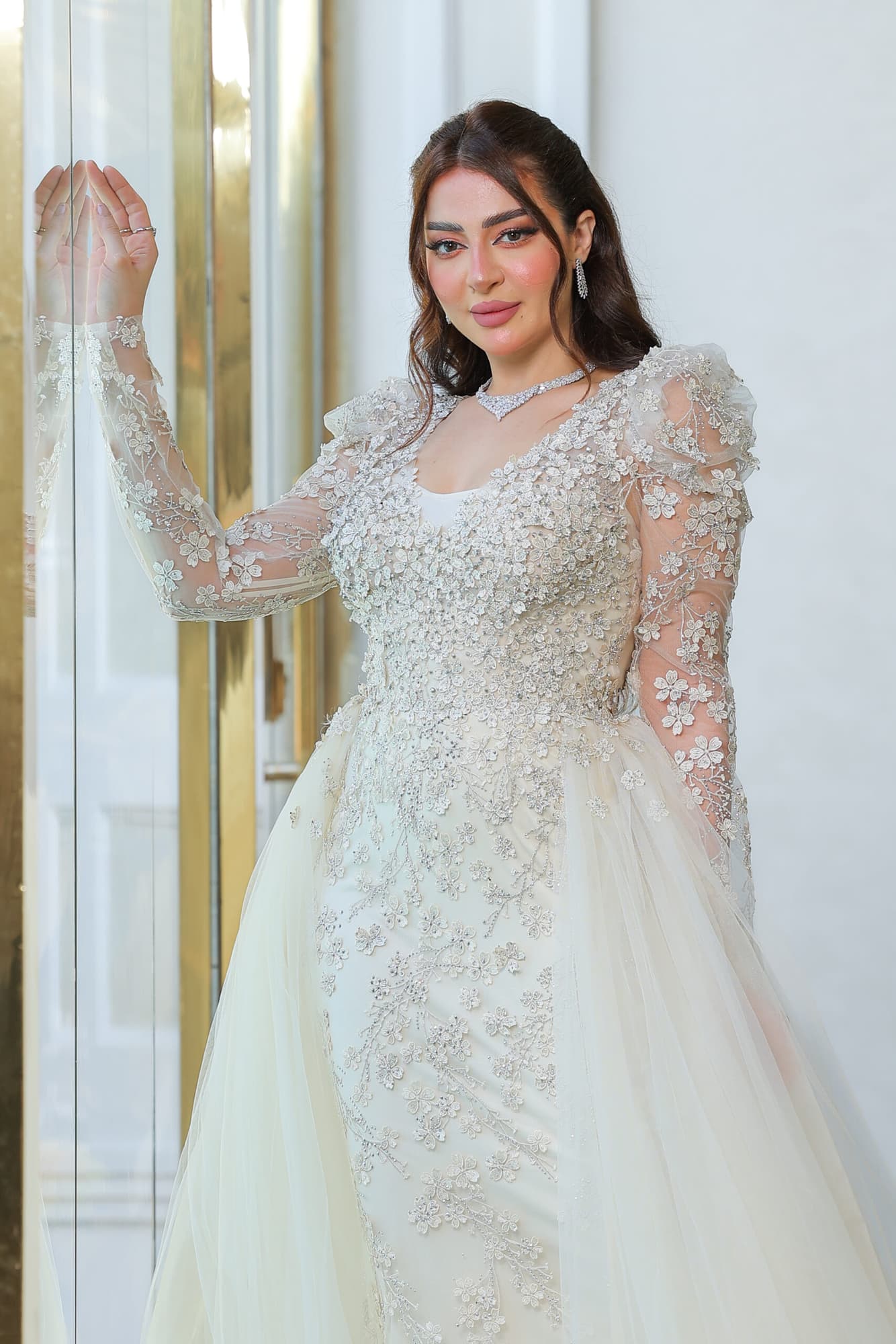 فستان سهرة بيج اكمام شفافه مزين بالورود