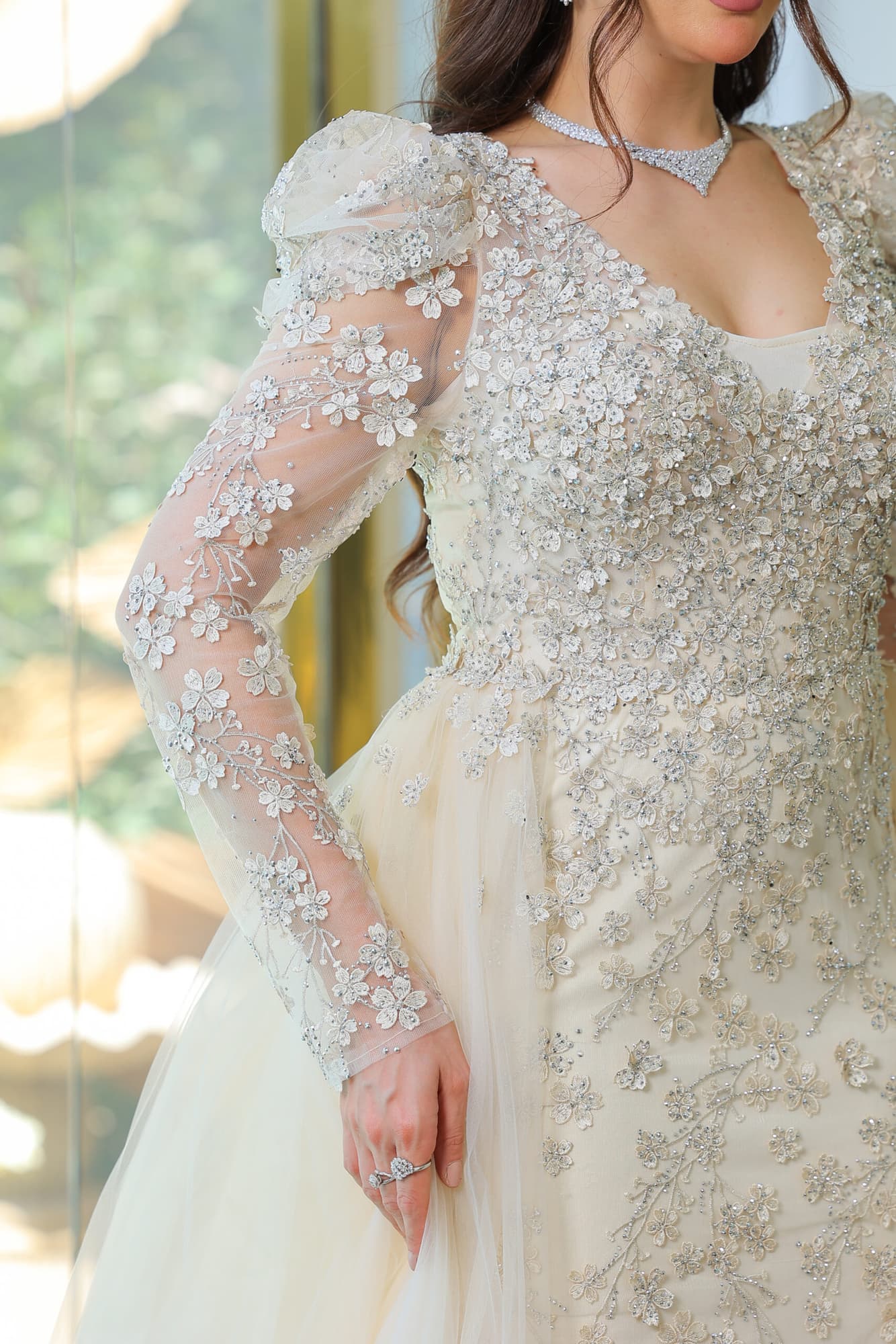فستان سهرة بيج اكمام شفافه مزين بالورود