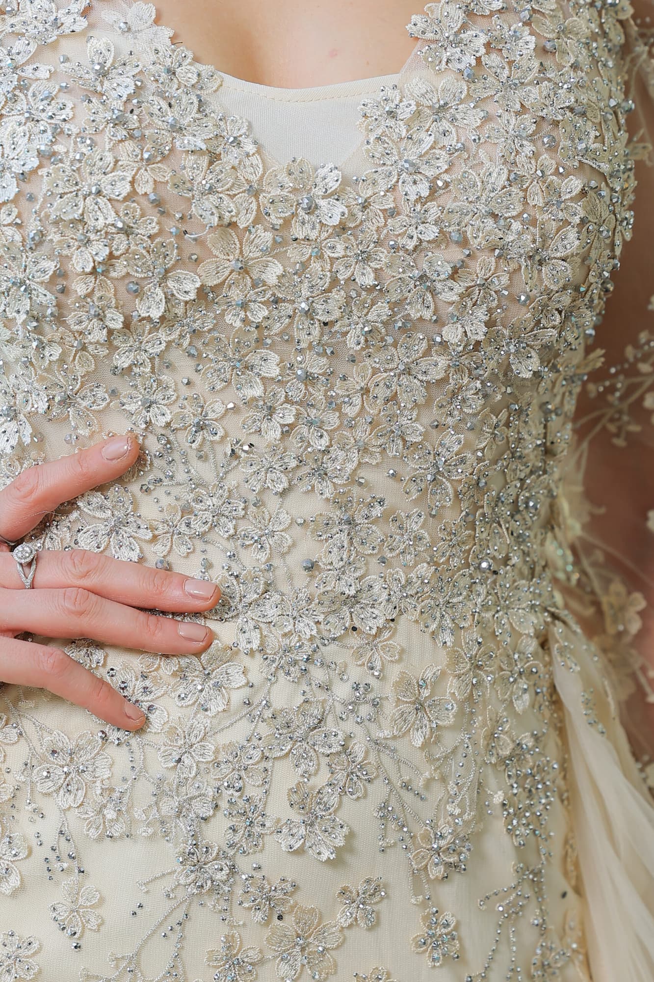 فستان سهرة بيج اكمام شفافه مزين بالورود