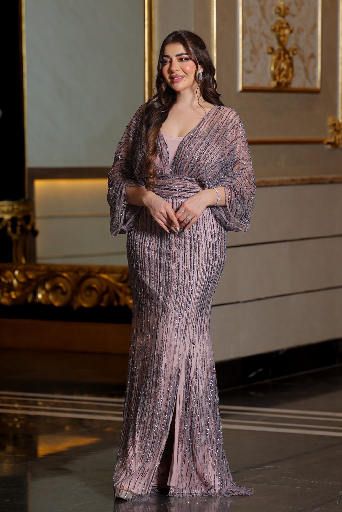 فستان سهرة مطرز بخرز بقصة فراشة وفتحة ساق لحمي