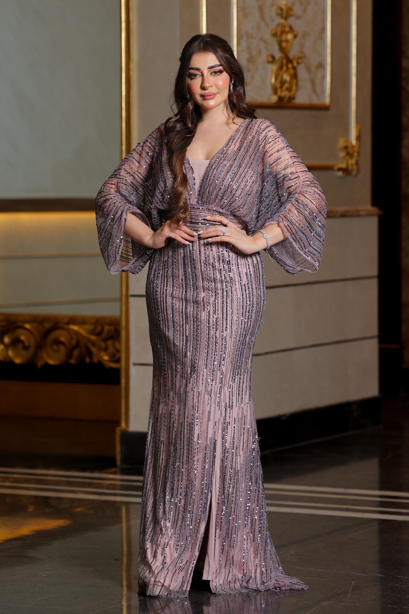 فستان سهرة مطرز بخرز بقصة فراشة وفتحة ساق