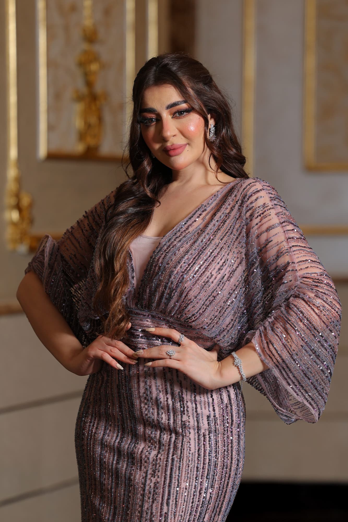 فستان سهرة مطرز بخرز بقصة فراشة وفتحة ساق