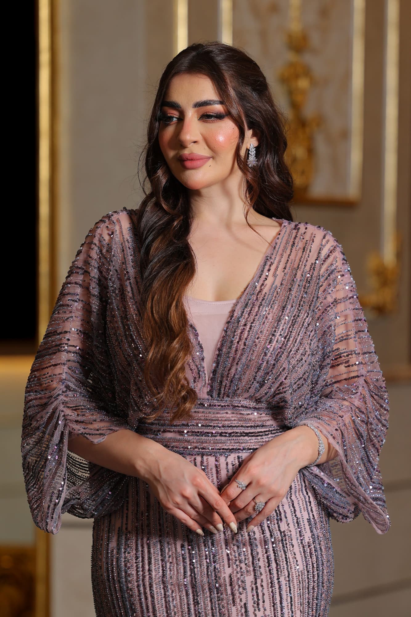 فستان سهرة مطرز بخرز بقصة فراشة وفتحة ساق