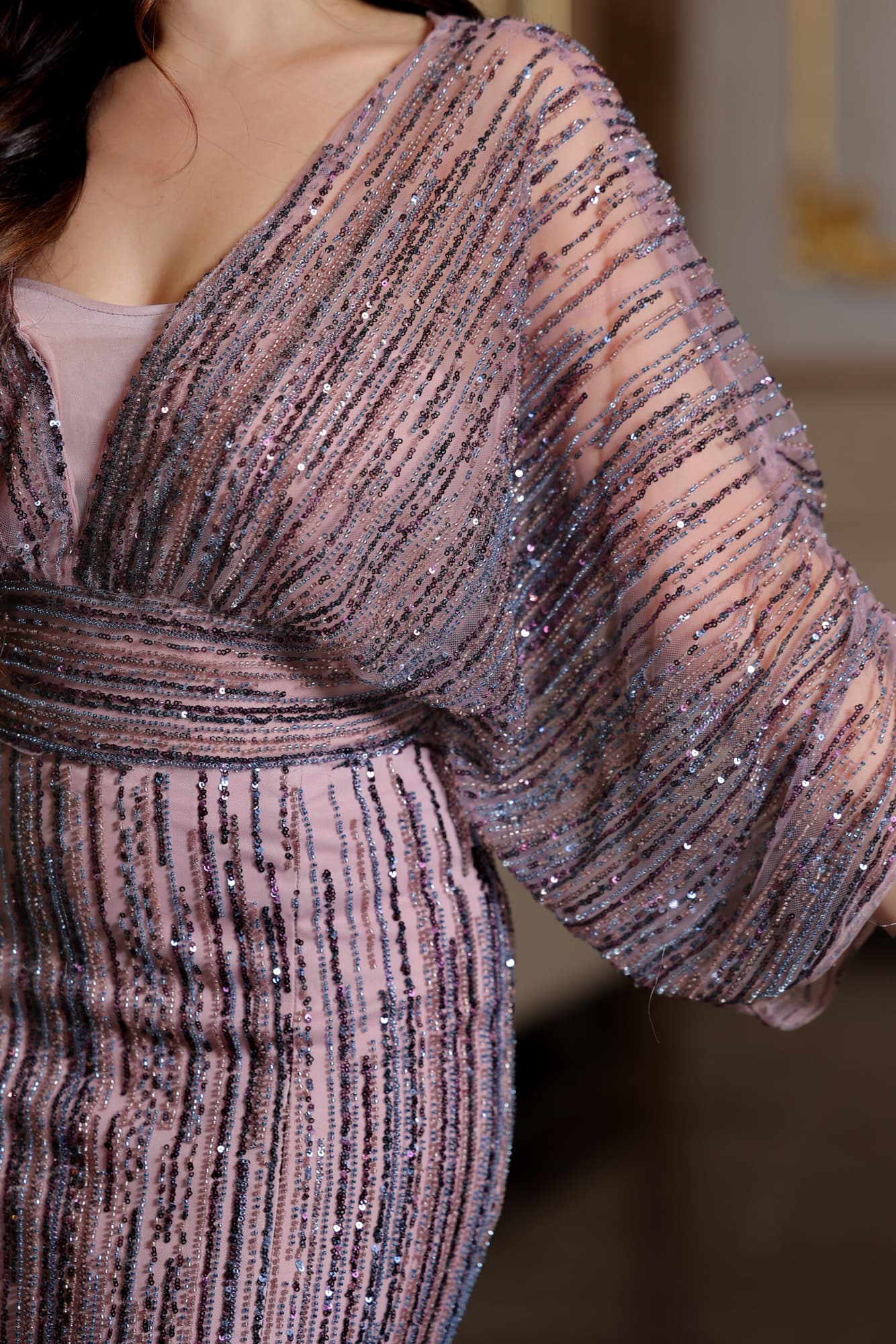 فستان سهرة مطرز بخرز بقصة فراشة وفتحة ساق