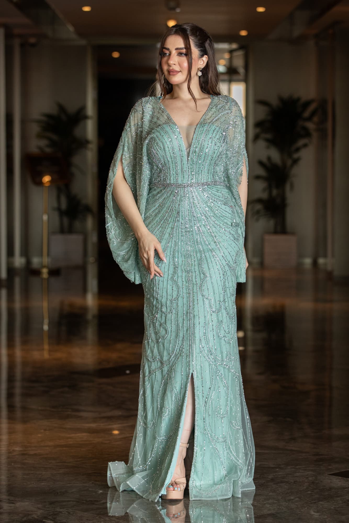 فستان طويل بفتحه ساق صمم باكمام واسعة منبسطة