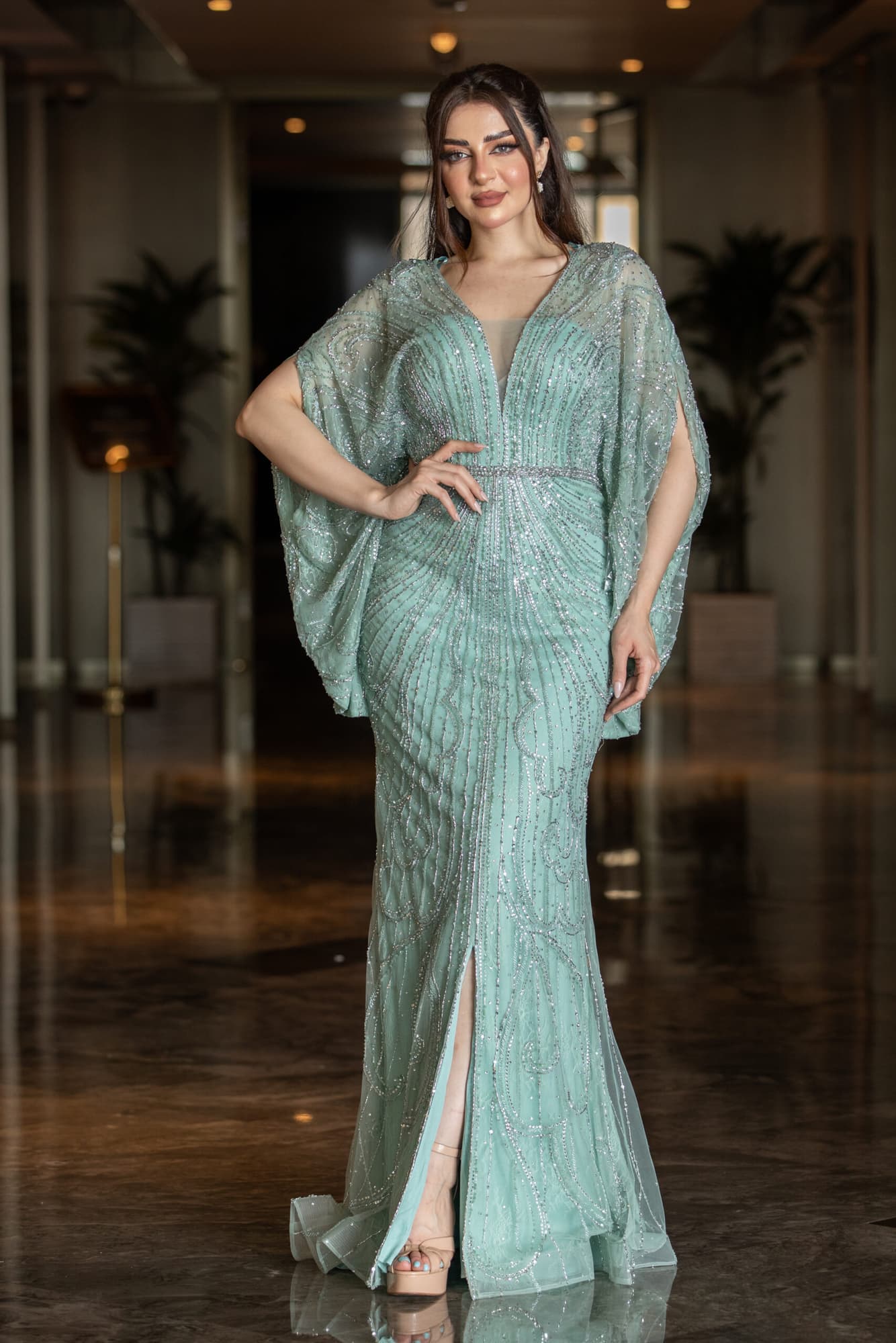 فستان طويل بفتحه ساق صمم باكمام واسعة منبسطة