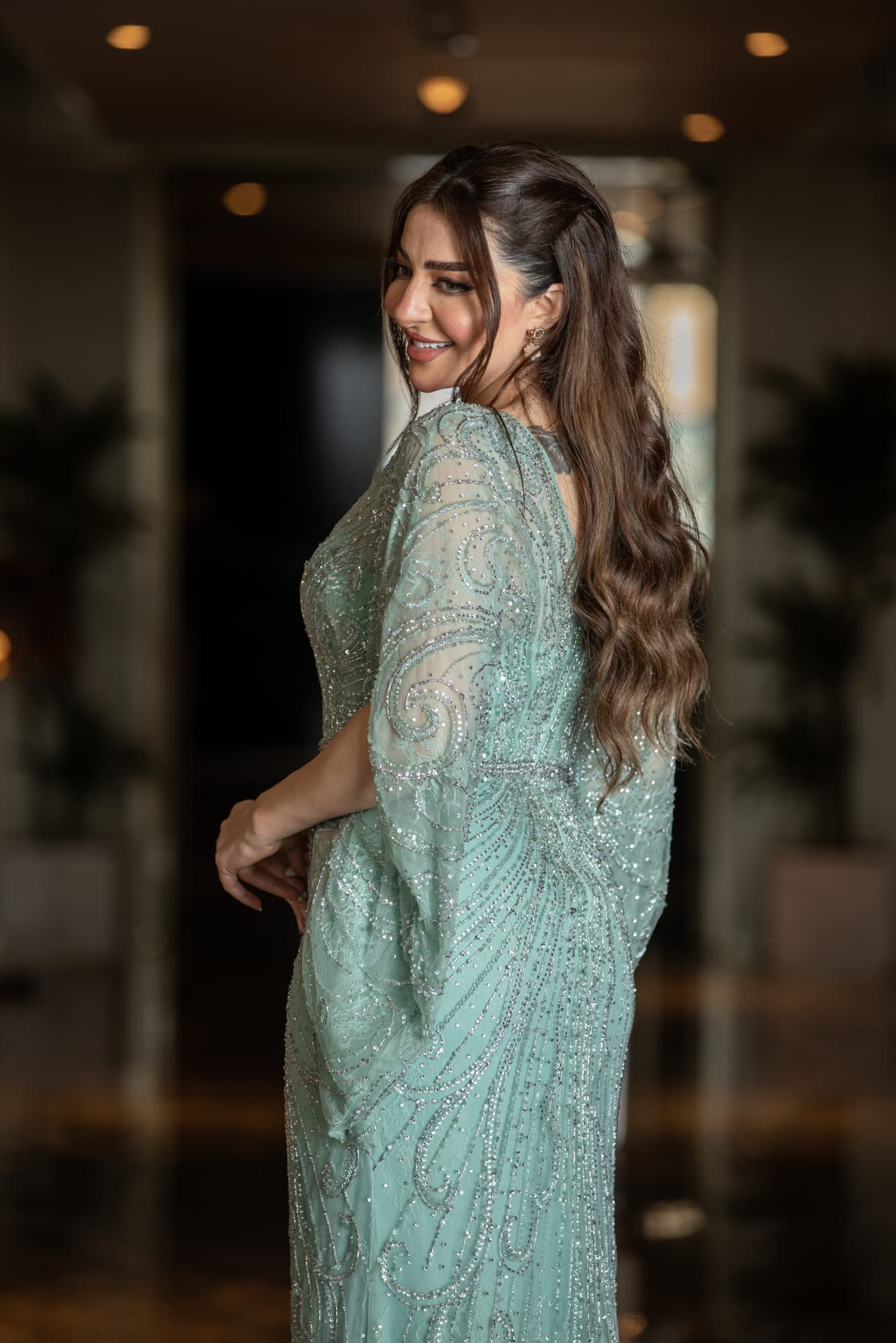 فستان طويل بفتحه ساق صمم باكمام واسعة منبسطة