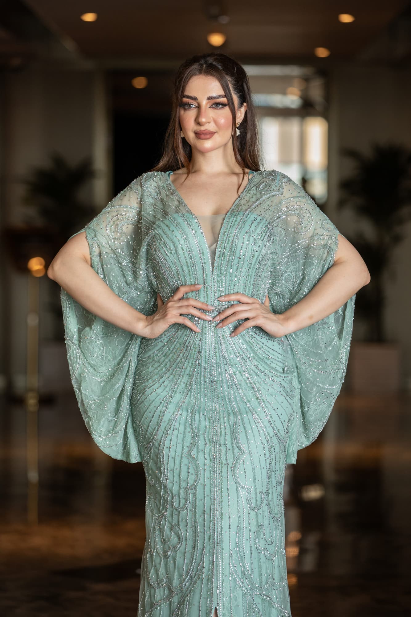 فستان طويل بفتحه ساق صمم باكمام واسعة منبسطة