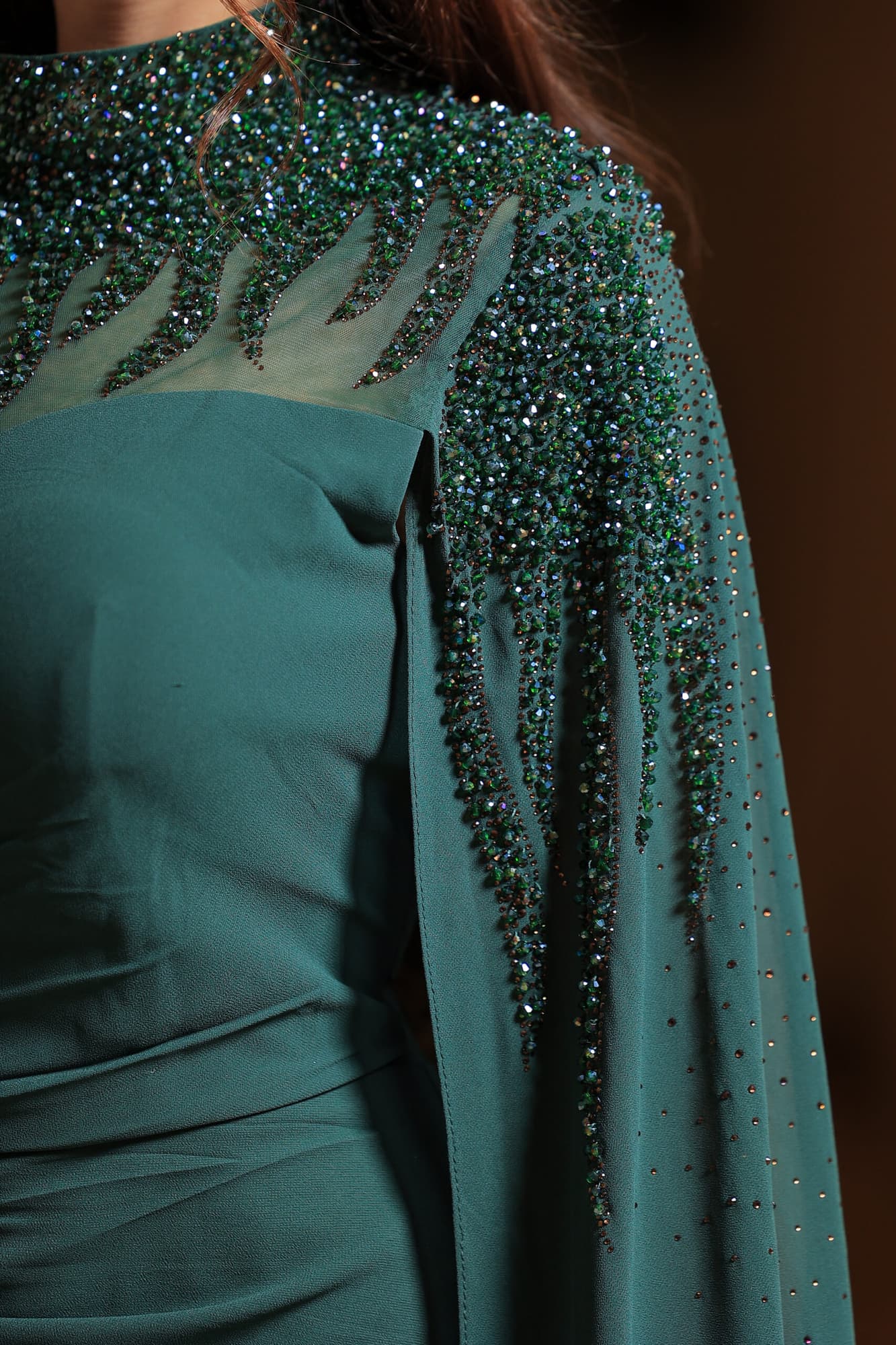 فستان سهرة فاخر يتميز بتصميمه الأنيق والمميز زيتي