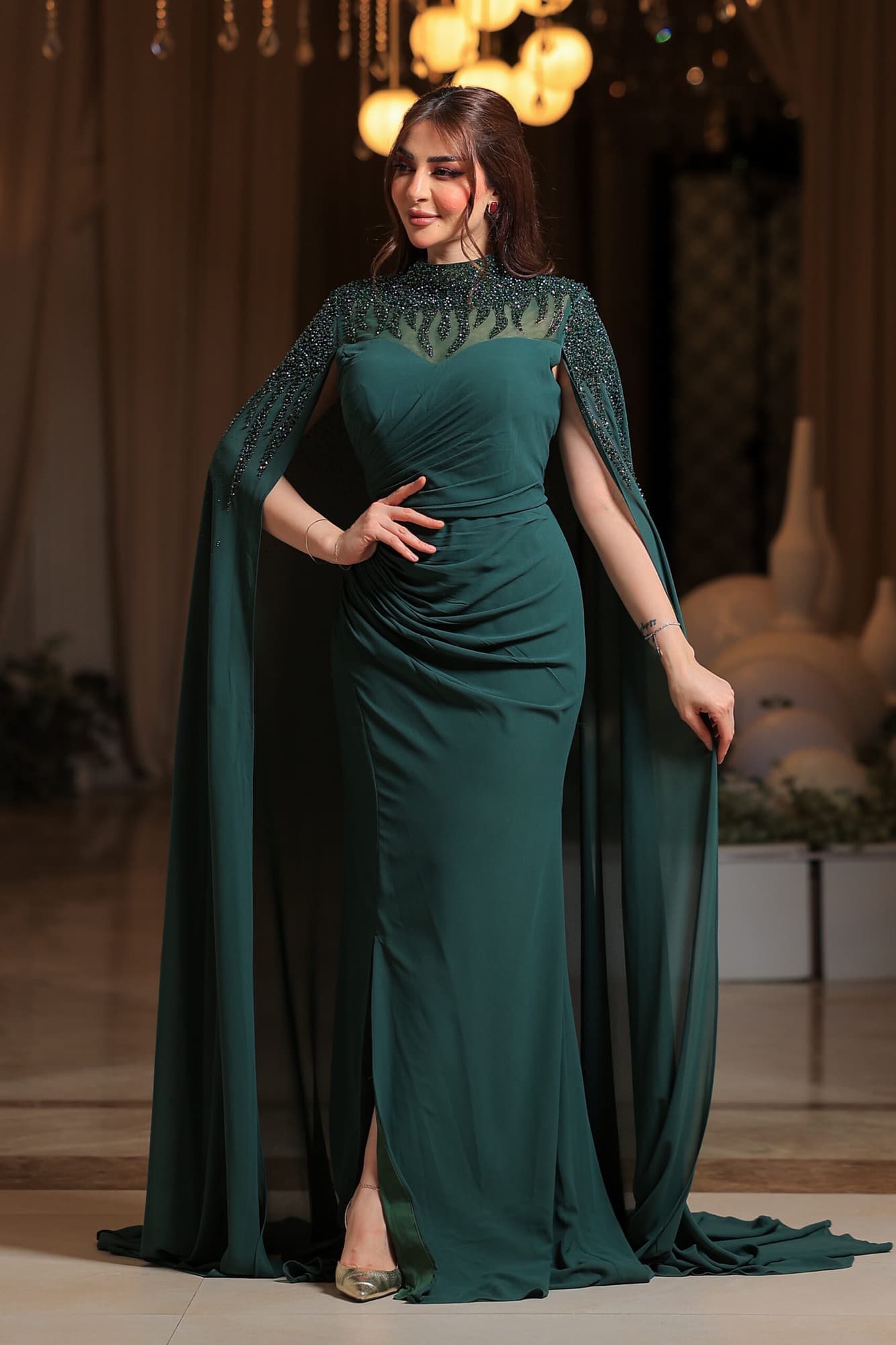 فستان سهرة فاخر يتميز بتصميمه الأنيق والمميز