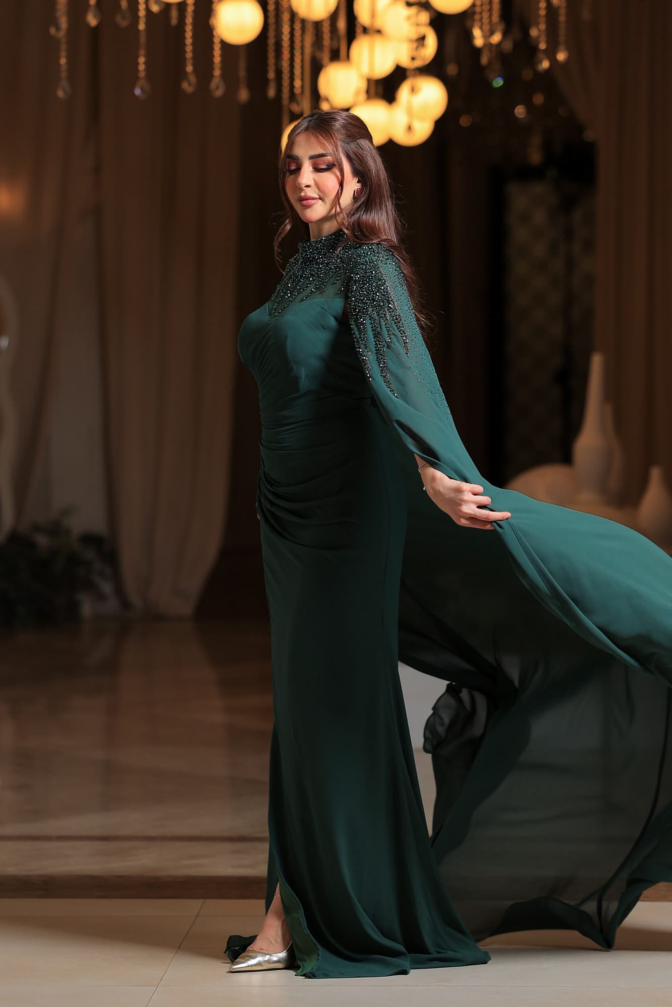 فستان سهرة فاخر يتميز بتصميمه الأنيق والمميز