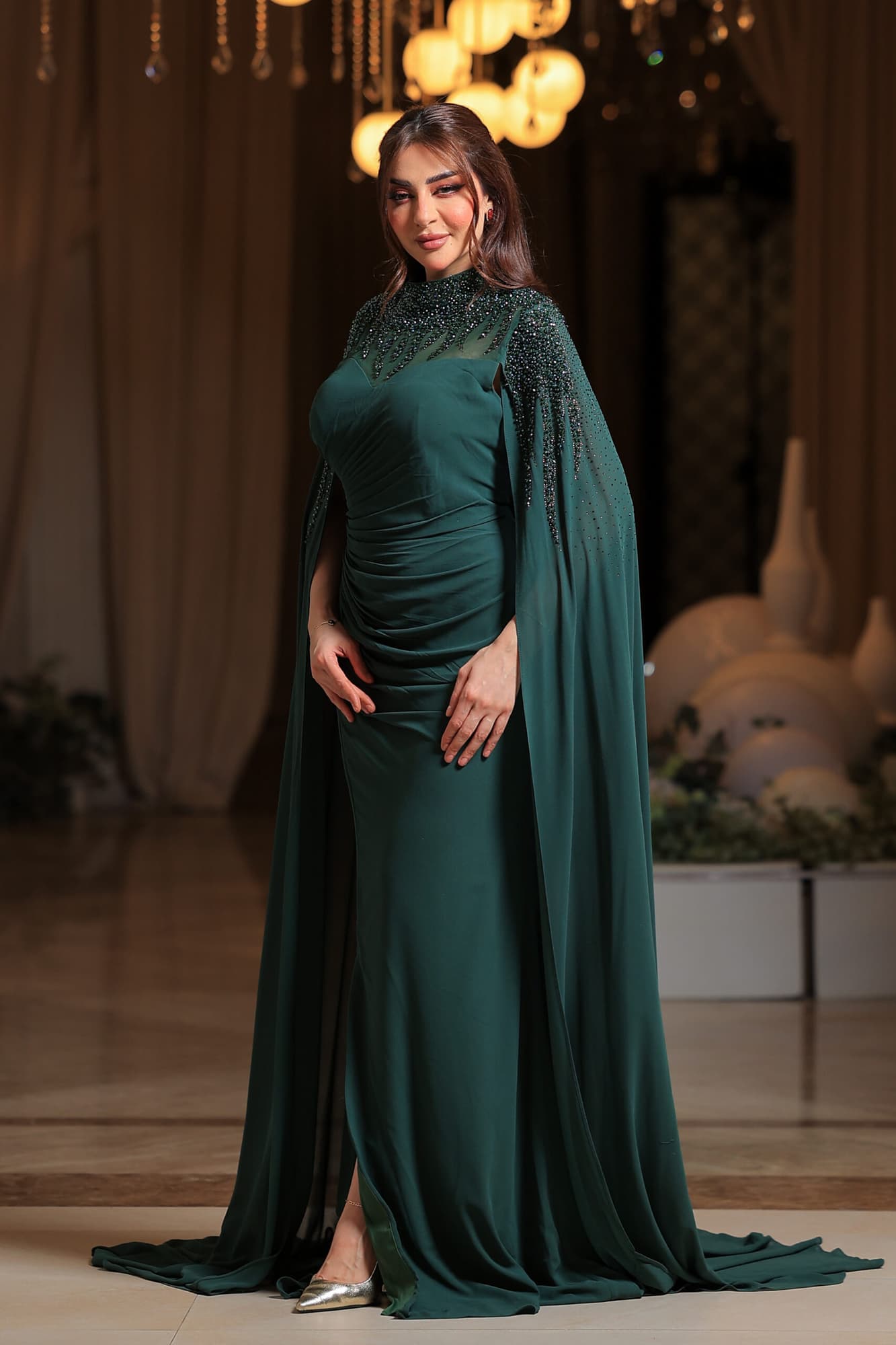 فستان سهرة فاخر يتميز بتصميمه الأنيق والمميز