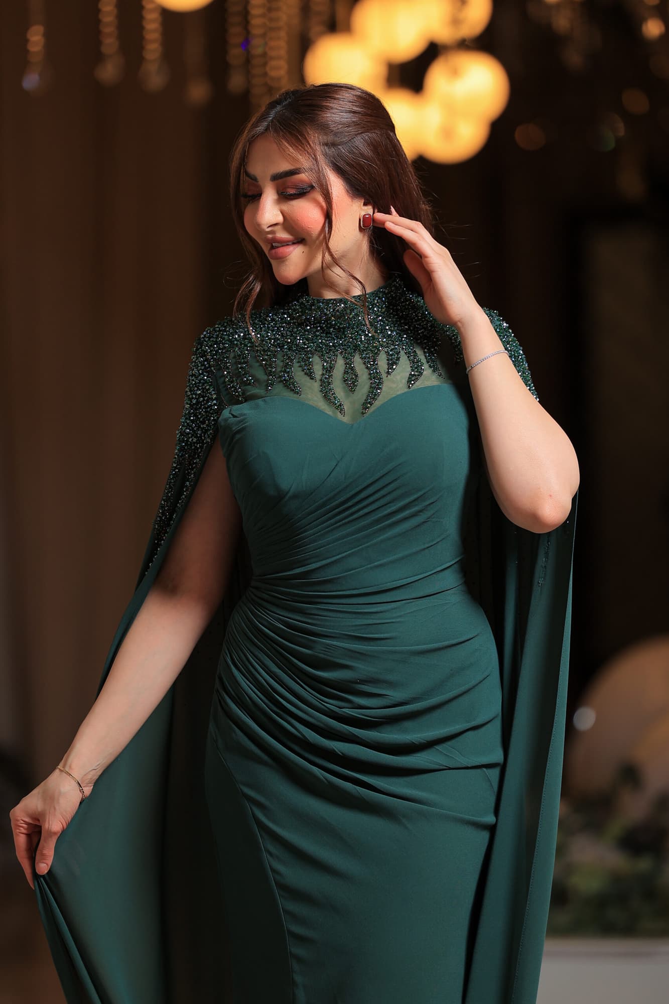 فستان سهرة فاخر يتميز بتصميمه الأنيق والمميز