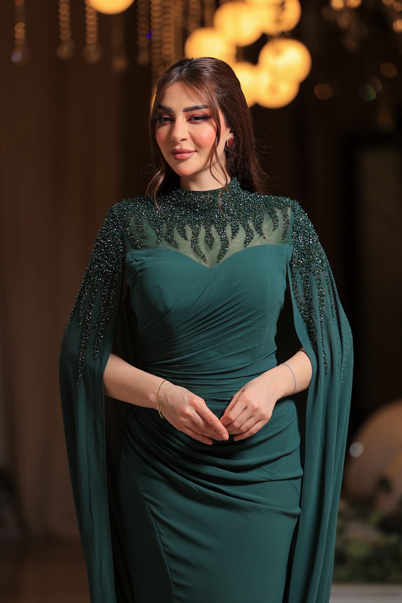 فستان سهرة فاخر يتميز بتصميمه الأنيق والمميز