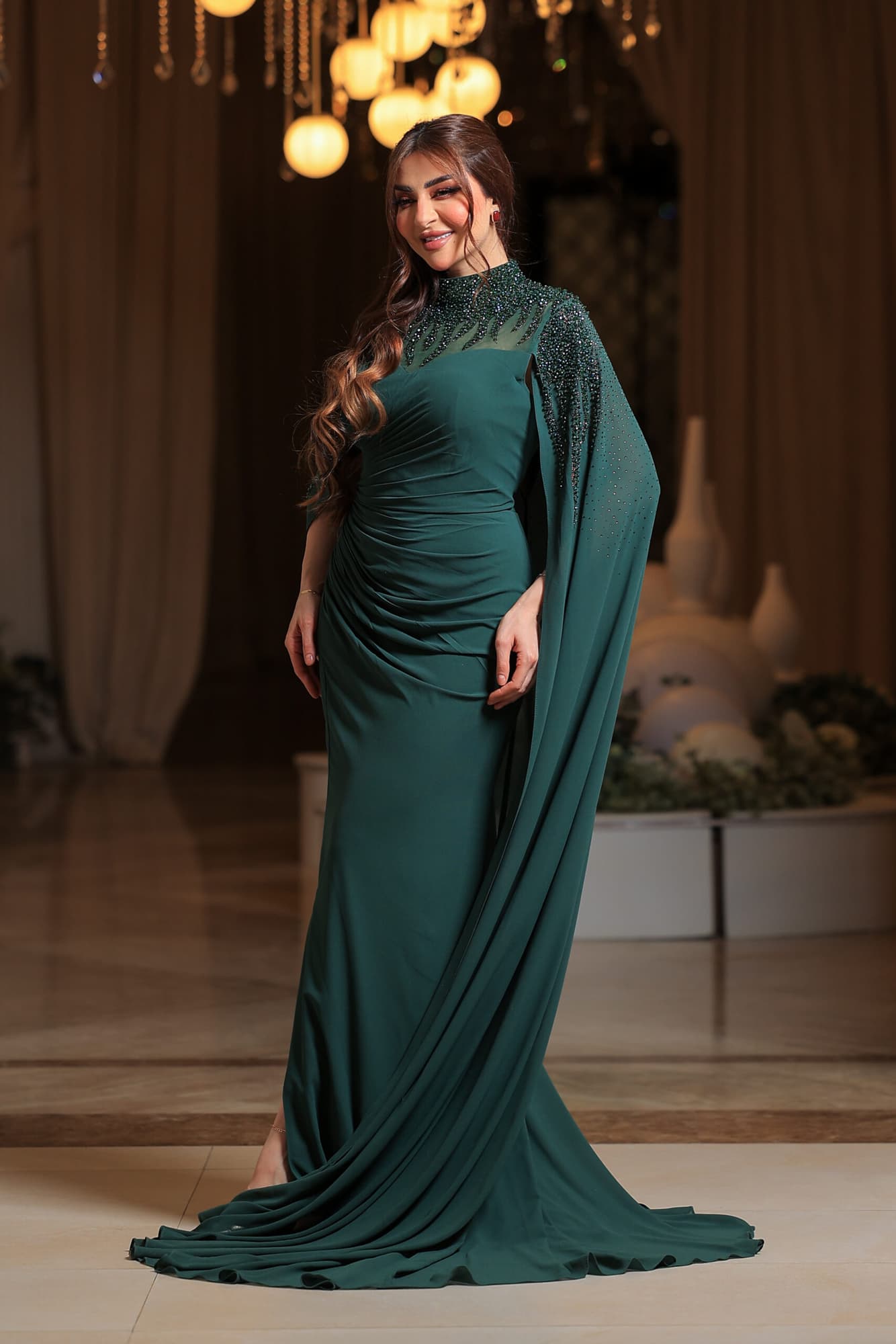 فستان سهرة فاخر يتميز بتصميمه الأنيق والمميز