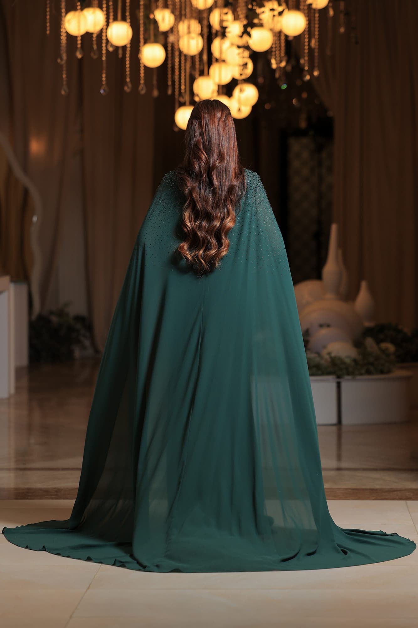 فستان سهرة فاخر يتميز بتصميمه الأنيق والمميز