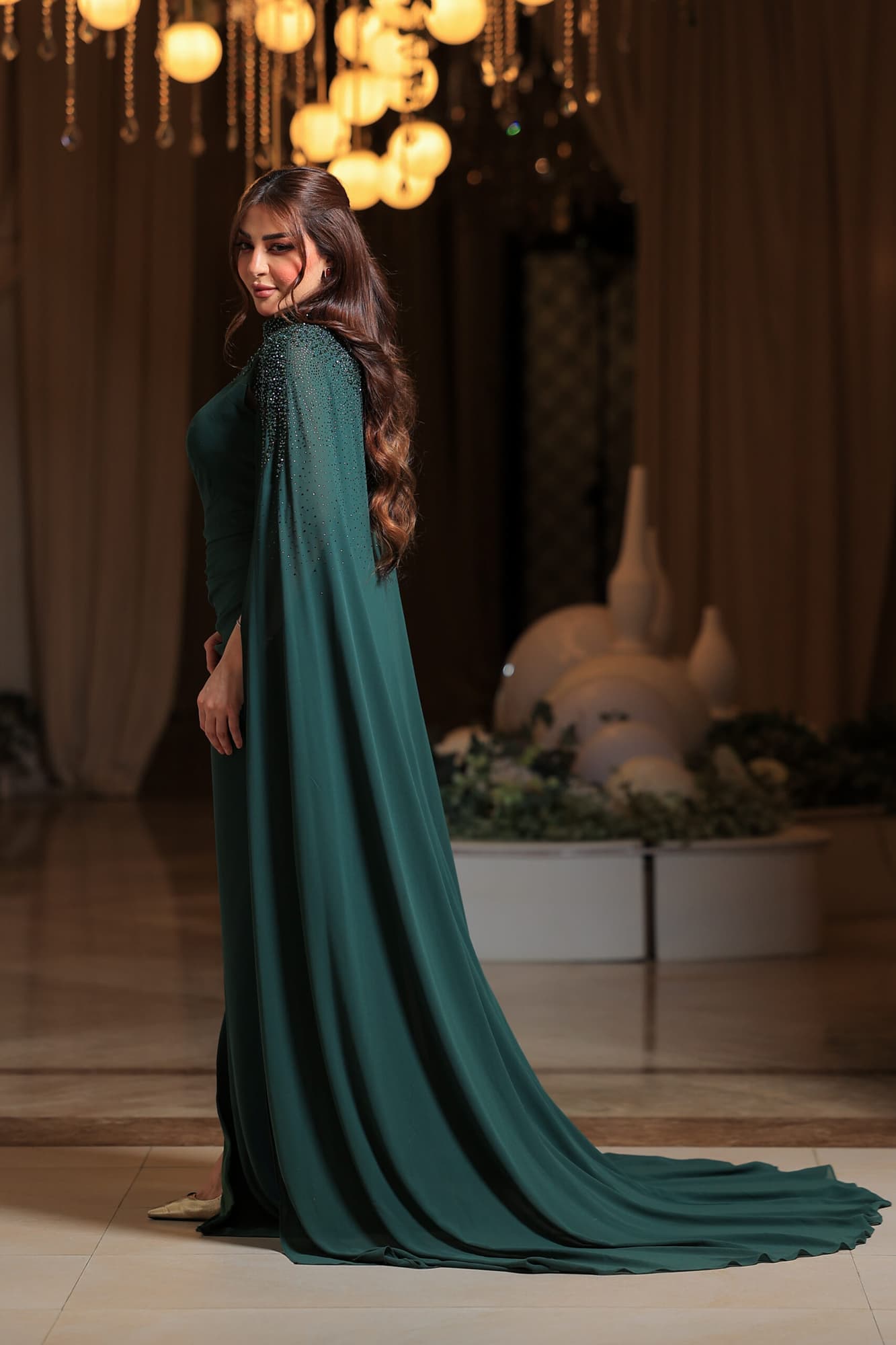 فستان سهرة فاخر يتميز بتصميمه الأنيق والمميز