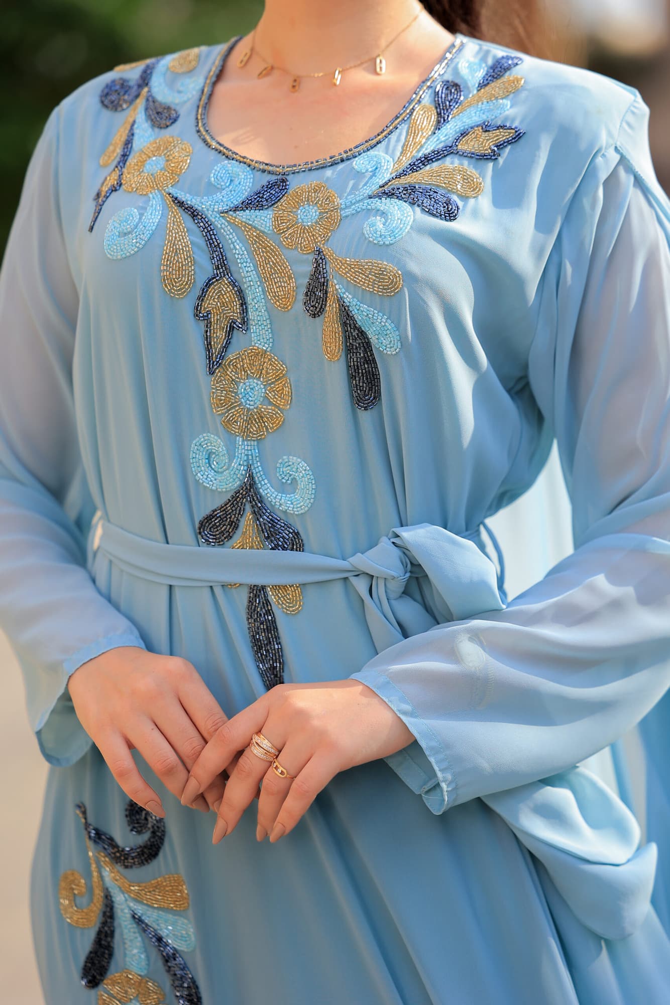 جلابية أنيقة بتصميم مميز مع تطريزات أنيقة بألوان ذهبية بحري