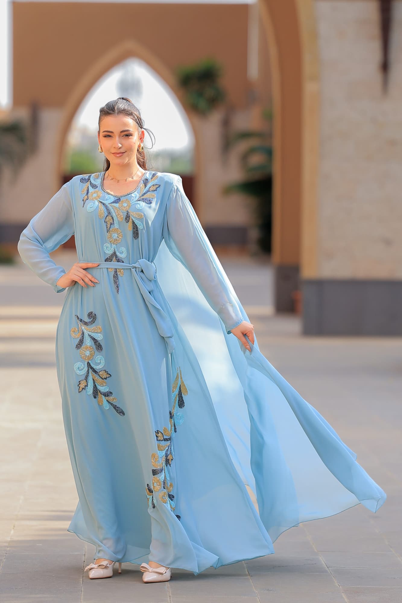 جلابية أنيقة بتصميم مميز مع تطريزات أنيقة بألوان ذهبية