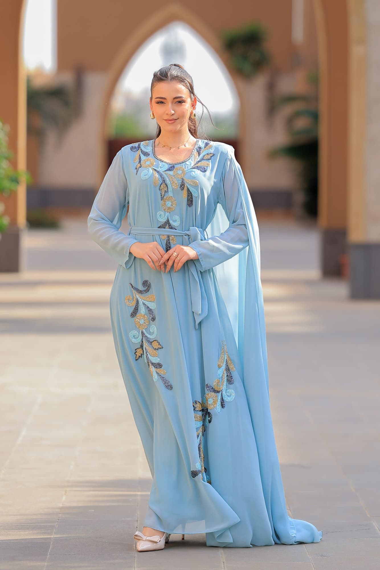 جلابية أنيقة بتصميم مميز مع تطريزات أنيقة بألوان ذهبية