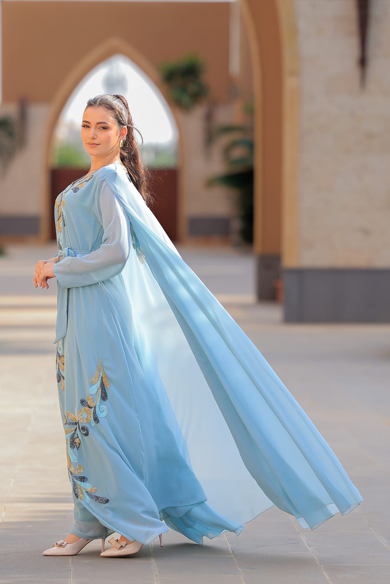 جلابية أنيقة بتصميم مميز مع تطريزات أنيقة بألوان ذهبية