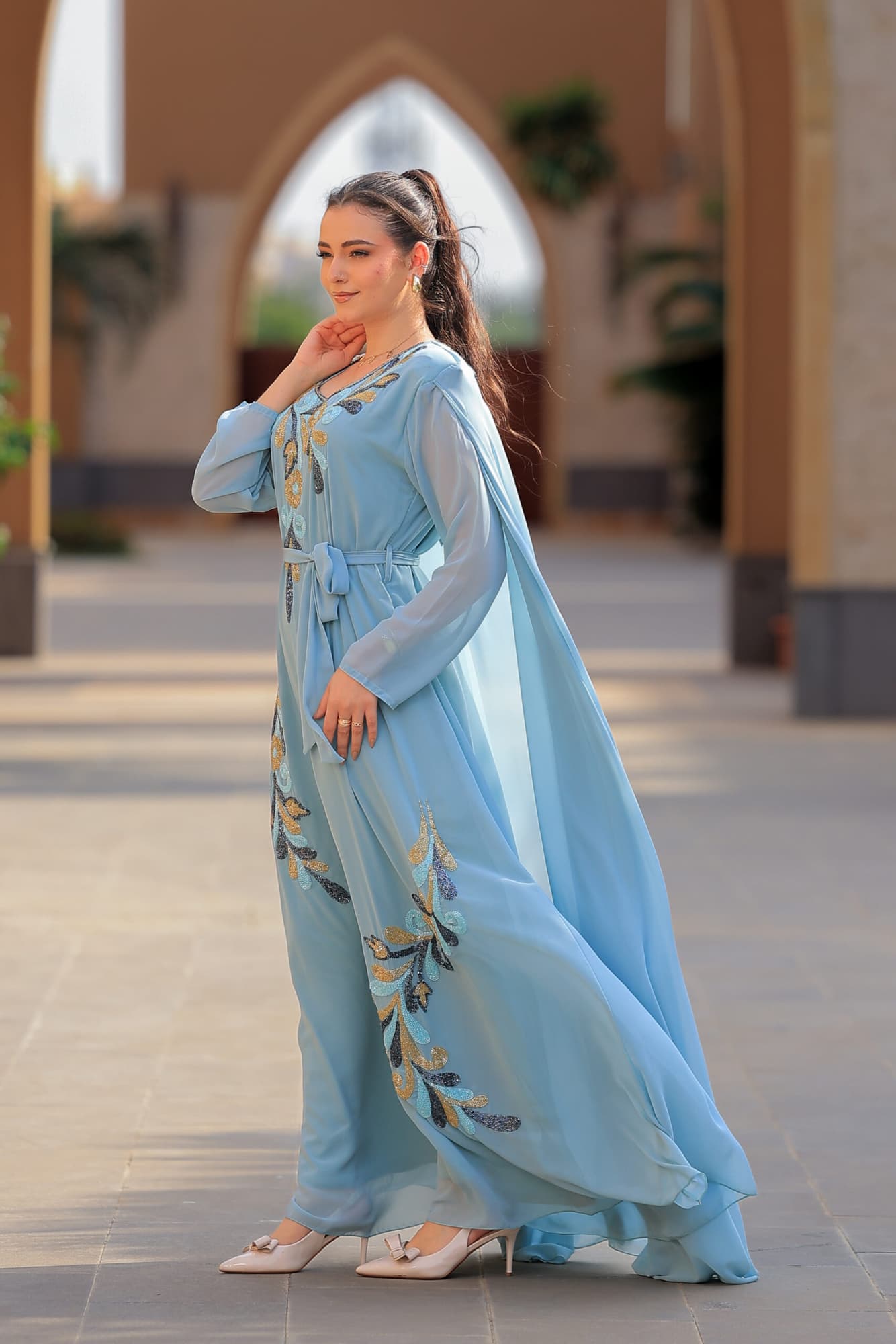 جلابية أنيقة بتصميم مميز مع تطريزات أنيقة بألوان ذهبية