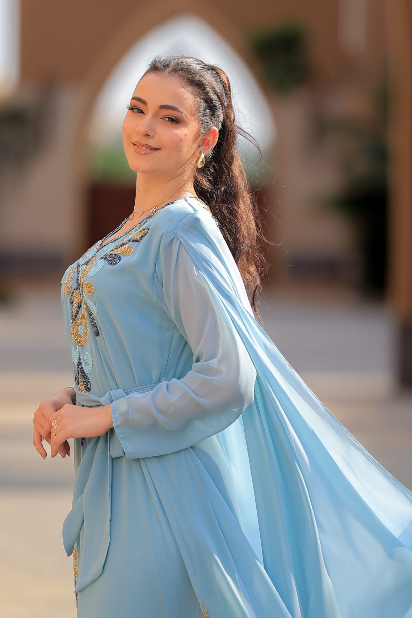 جلابية أنيقة بتصميم مميز مع تطريزات أنيقة بألوان ذهبية