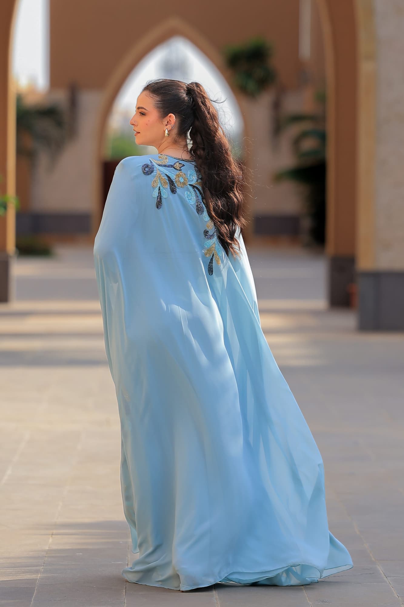 جلابية أنيقة بتصميم مميز مع تطريزات أنيقة بألوان ذهبية