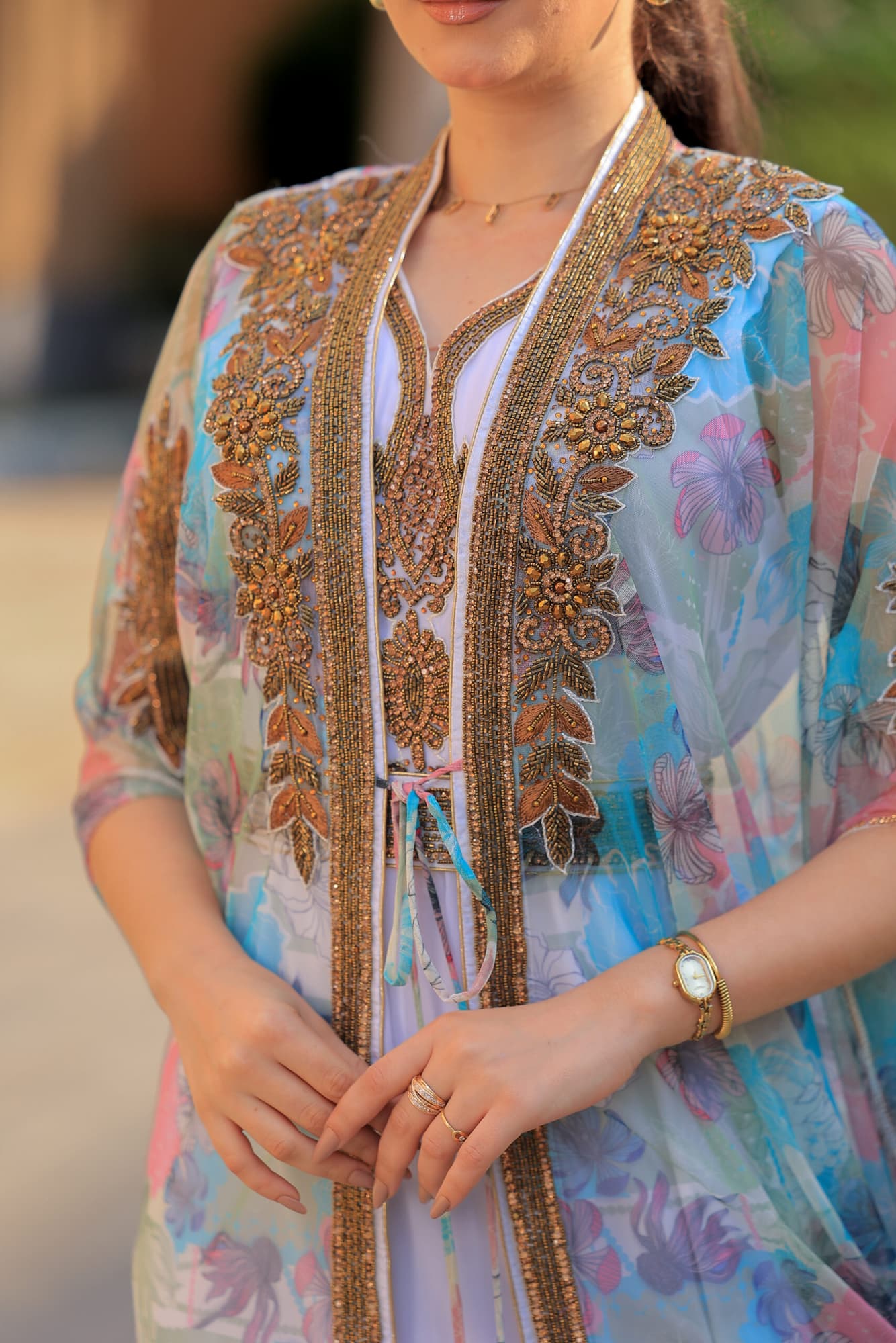 جلابيه ناعمه بطبعات ورود ملونه سماوي